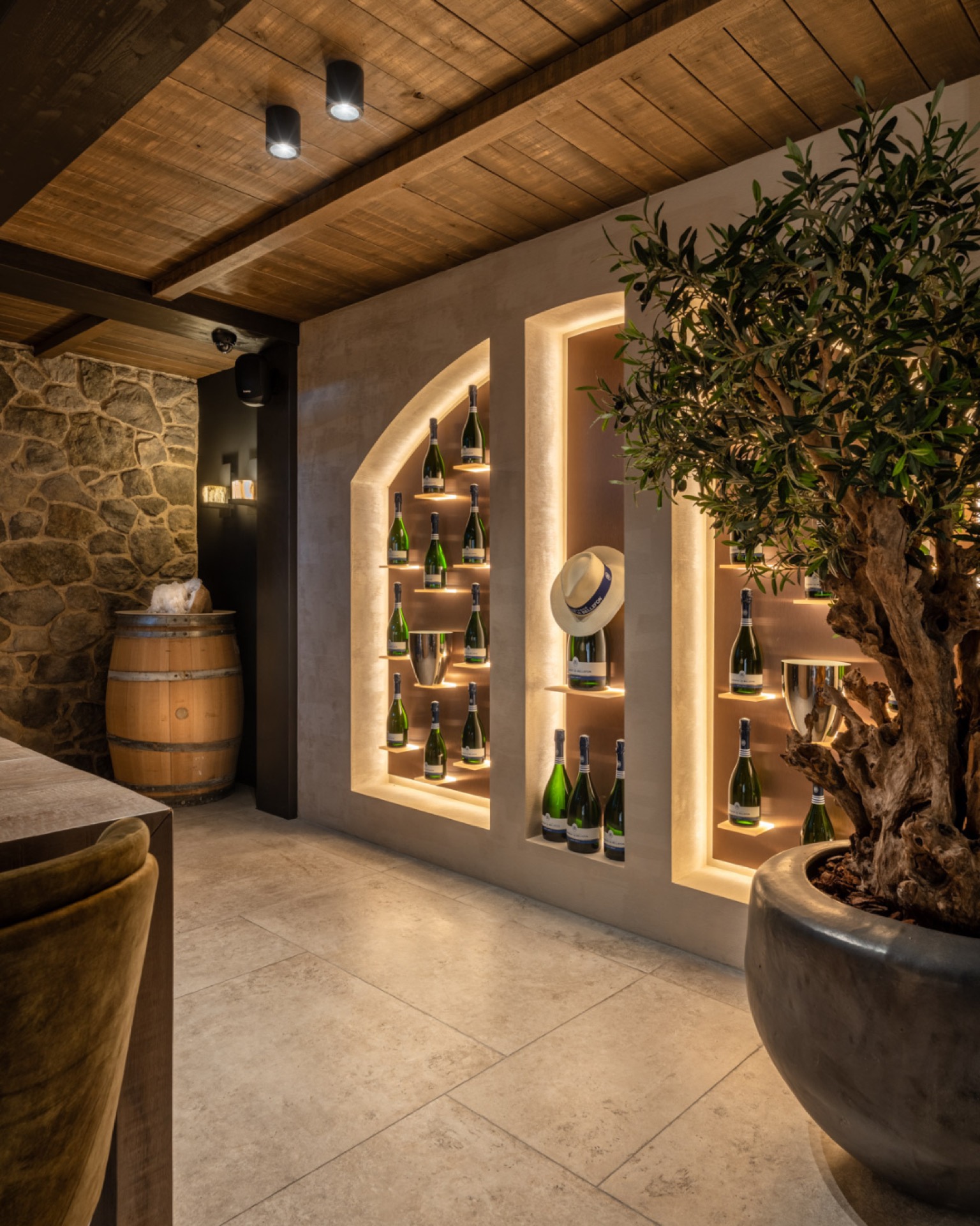 dettagli in mosaico ceramico in una ristrutturazione d’interni: parete bar con nicchie illuminate a forma di arco e pareti, Luxury, Design, Exclusive, Modern, Custom Made, Special, Beautiful