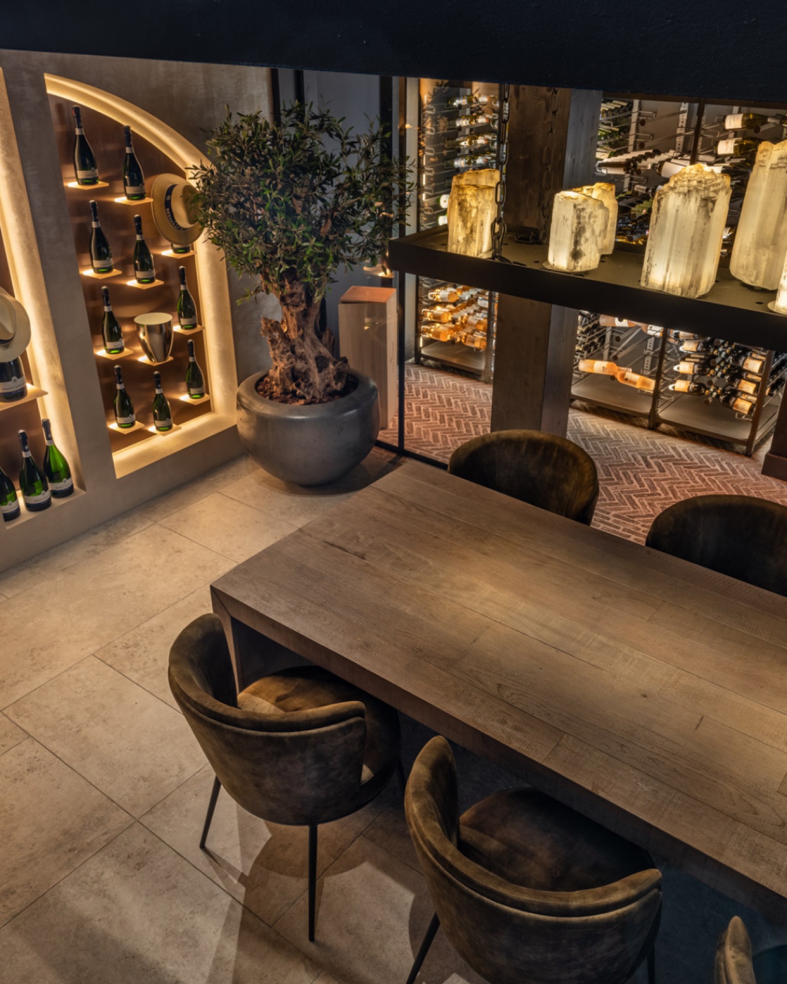 dettagli in mosaico ceramico in una ristrutturazione d’interni: parete con nicchie illuminate e scaffali con luce calda e, Luxury, Design, Exclusive, Modern, Custom Made, Special, Beautiful