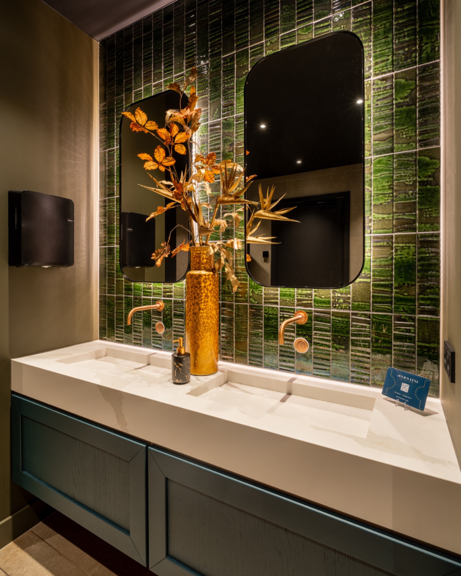 dettagli in mosaico ceramico in una ristrutturazione d’interni: bagno con parete in mosaico verde, specchi rotondi e lavabo, Luxury, Design, Exclusive, Modern, Custom Made, Special, Beautiful
