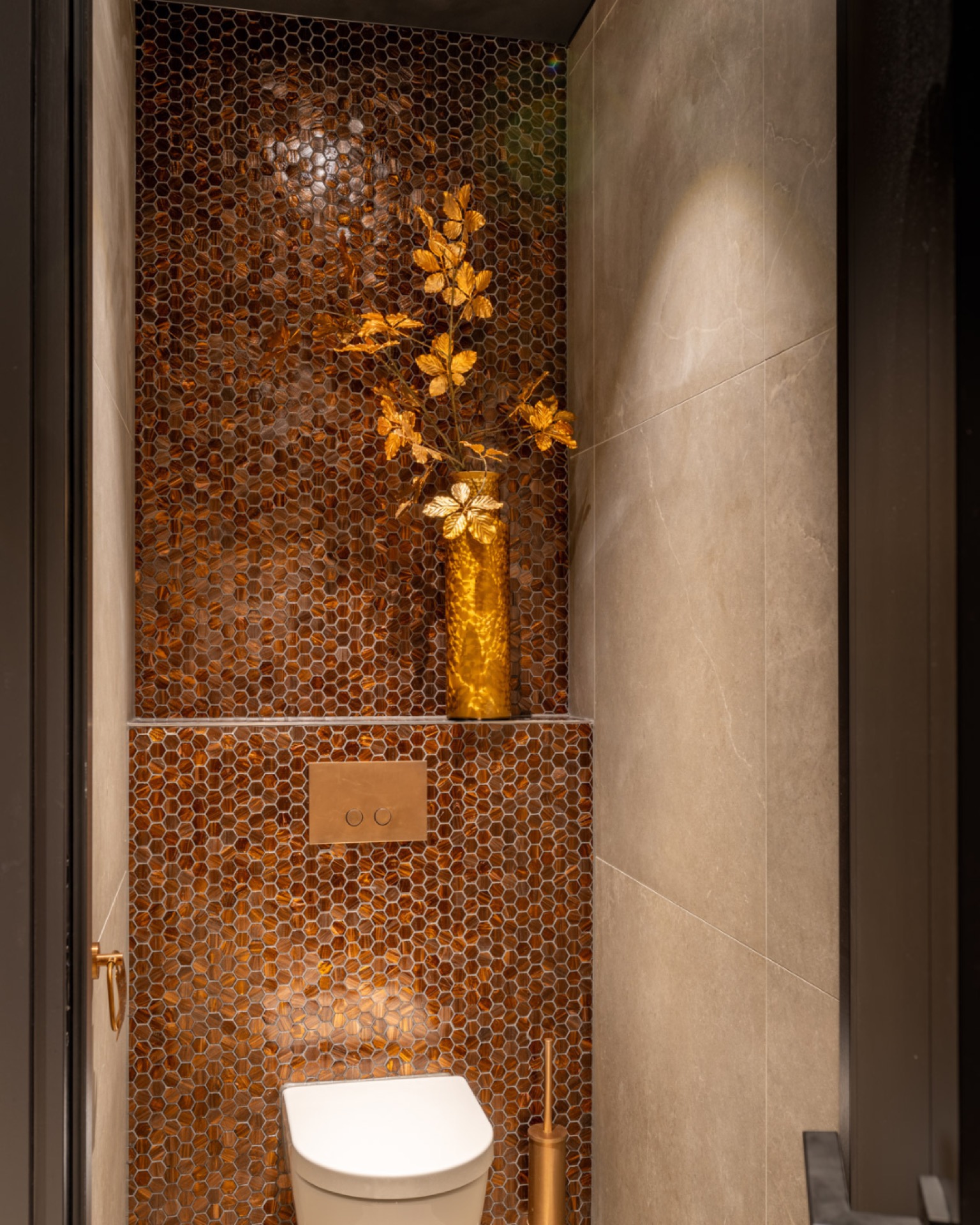 dettagli in mosaico ceramico in una ristrutturazione d’interni: parete doccia con mosaico esagonale nei toni marrone e, Luxury, Design, Exclusive, Modern, Custom Made, Special, Beautiful