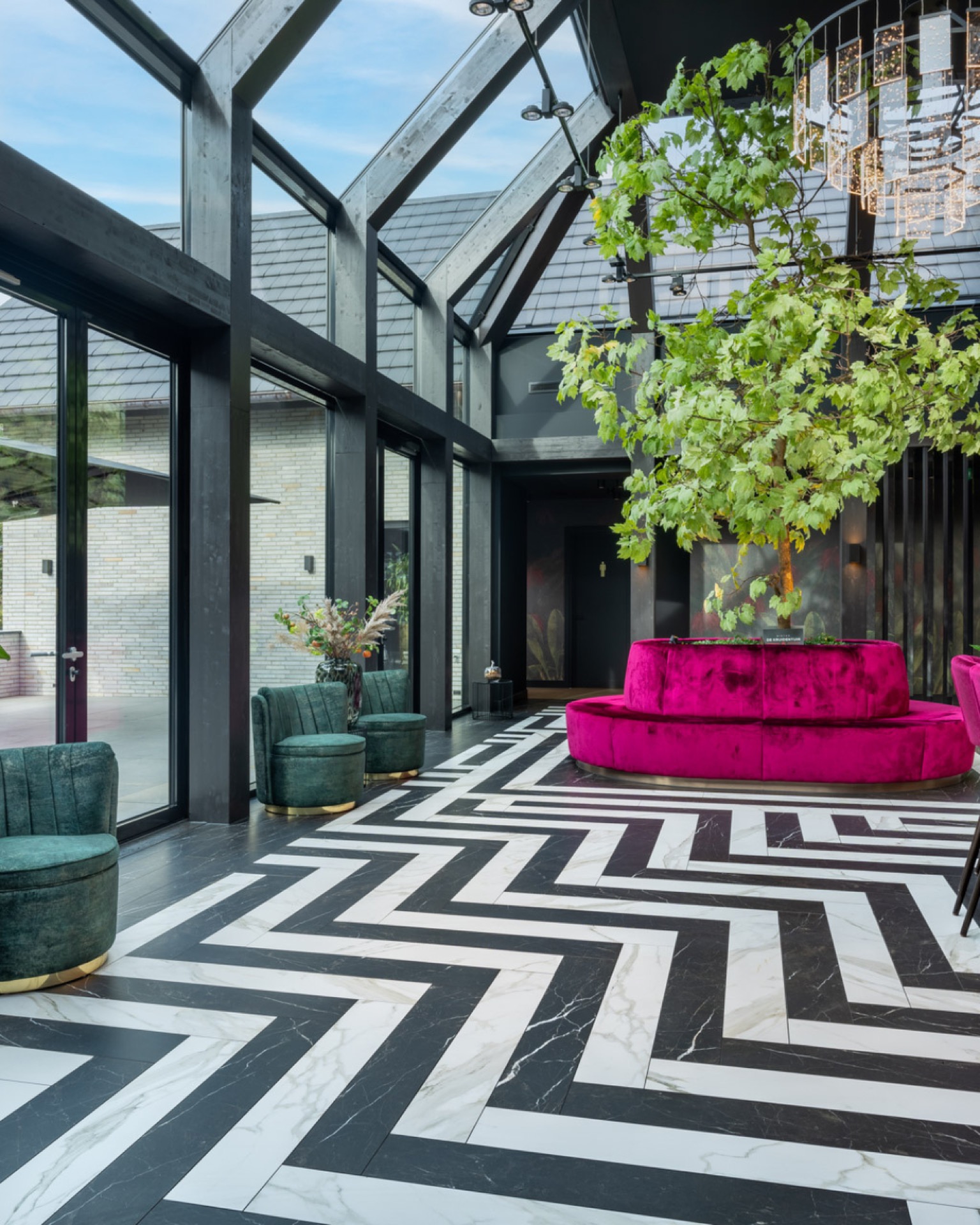 dettagli in mosaico ceramico in una ristrutturazione d’interni: area lounge di bistrò coperta con pareti in vetro, pavimento, Luxury, Design, Exclusive, Modern, Custom Made, Special, Beautiful