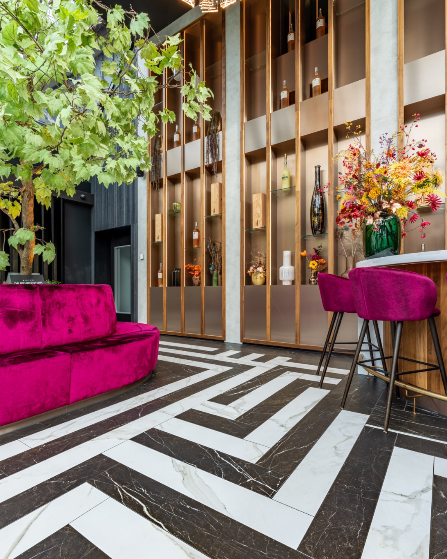 dettagli in mosaico ceramico in una ristrutturazione d’interni: parete con nicchie illuminate con cornici in legno e vani in, Luxury, Design, Exclusive, Modern, Custom Made, Special, Beautiful