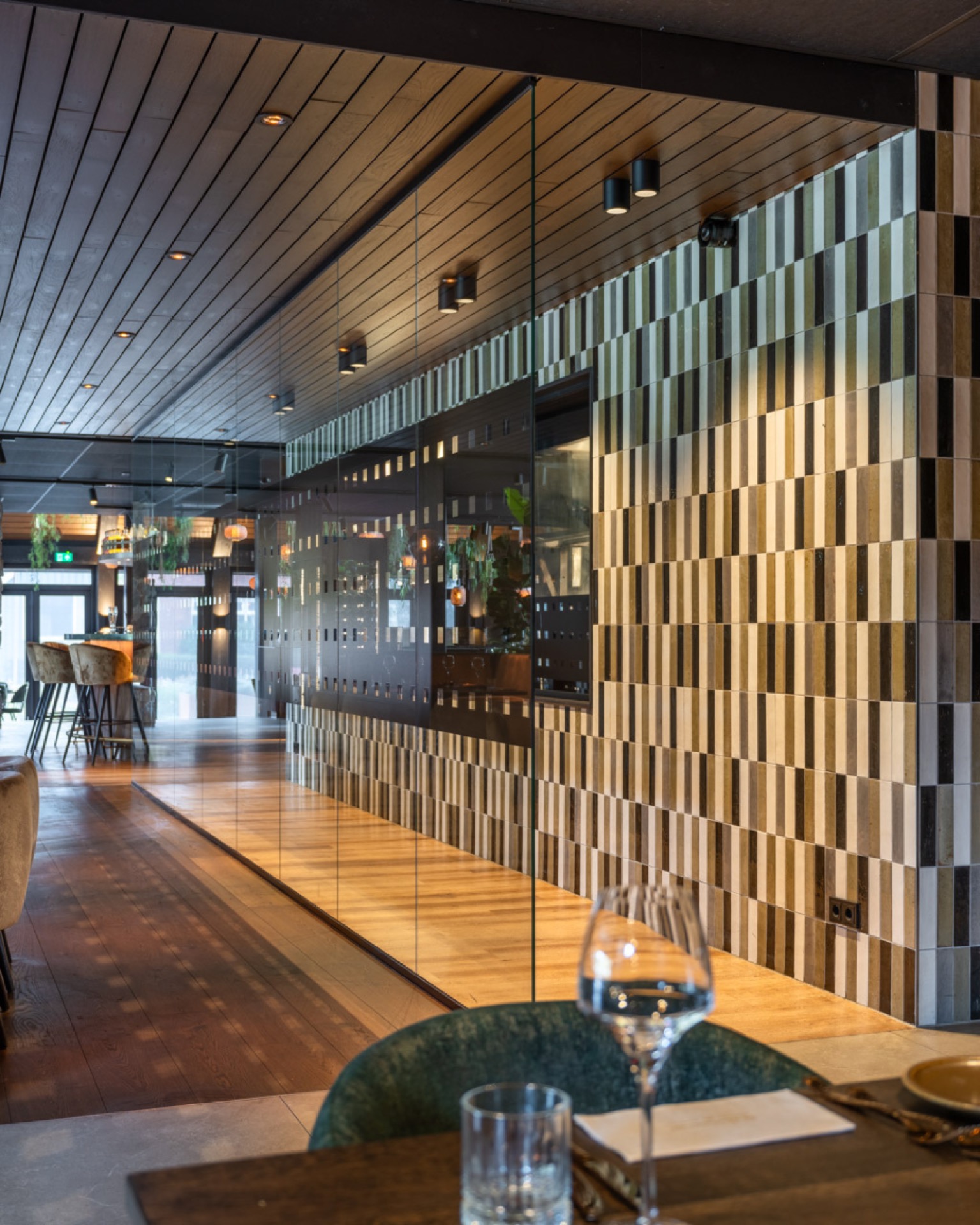 dettagli in mosaico ceramico in una ristrutturazione d’interni: parete del ristorante con piastrelle a mosaico geometriche, Luxury, Design, Exclusive, Modern, Custom Made, Special, Beautiful