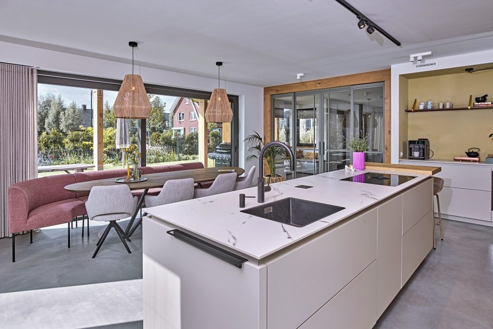 Moderne maatwerkkeuken met oud eiken fronten