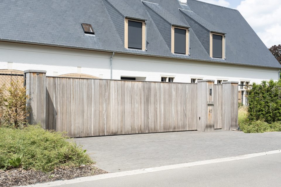 cancello scorrevole in padoek: houten schuifpoort in Padoek