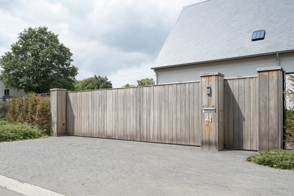 cancello scorrevole in padoek: houten schuifpoort in Padoek