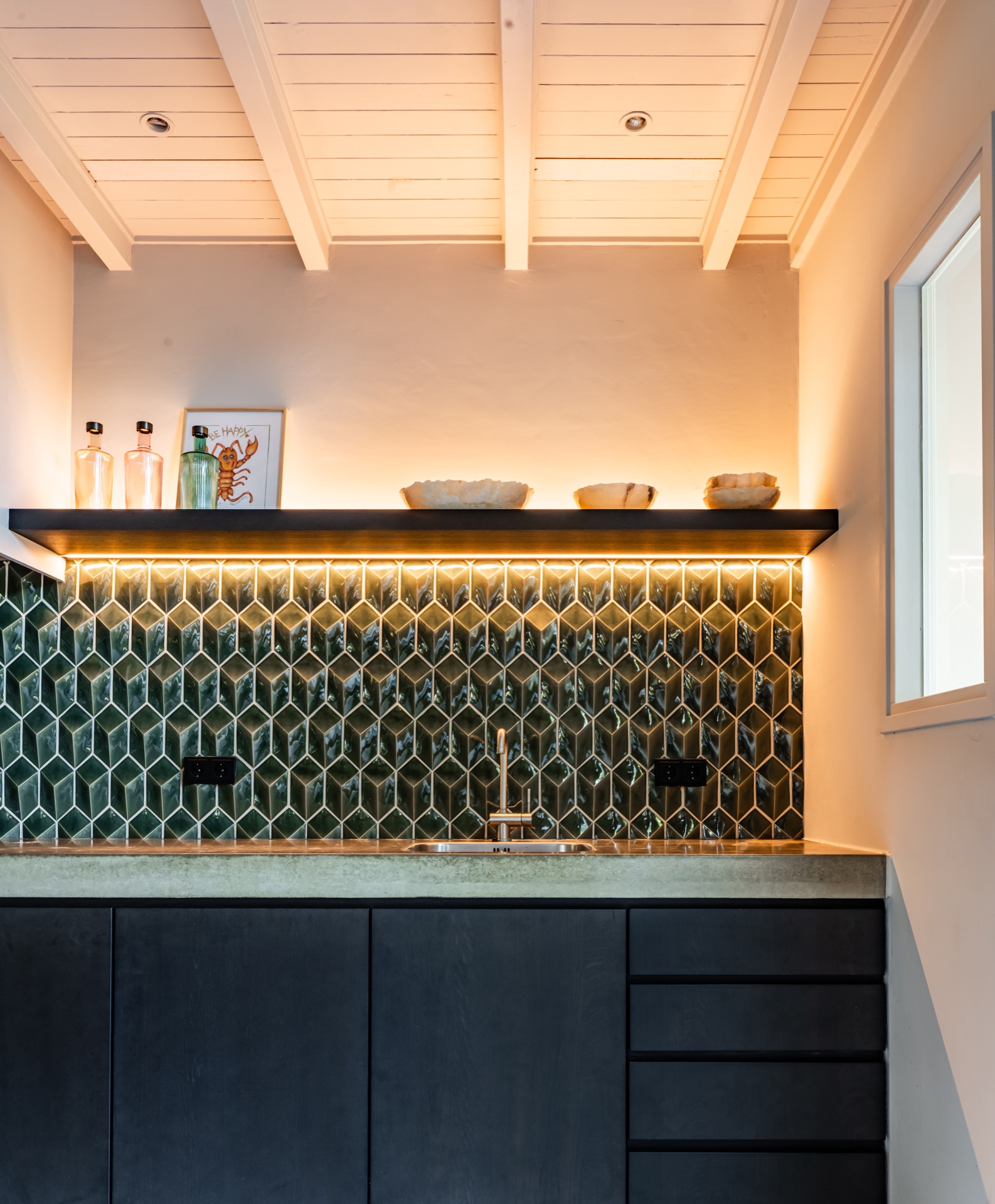 ristrutturazione dell’interno di una fattoria: primo piano del rivestimento cucina con mosaico a esagoni lucido verde e oro, Luxury, Design, Exclusive, Modern, Custom Made, Special, Beautiful