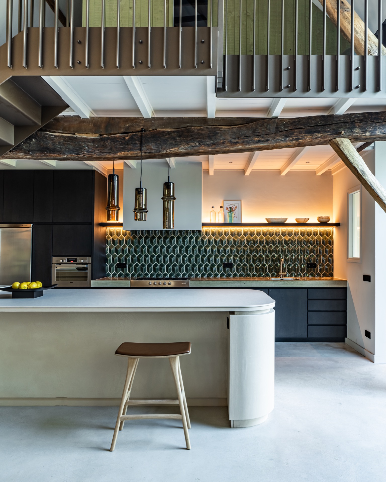 ristrutturazione dell’interno di una fattoria: cucina moderna in stile fattoria con isola, mosaici lucidi e travi in legno a, Luxury, Design, Exclusive, Modern, Custom Made, Special, Beautiful