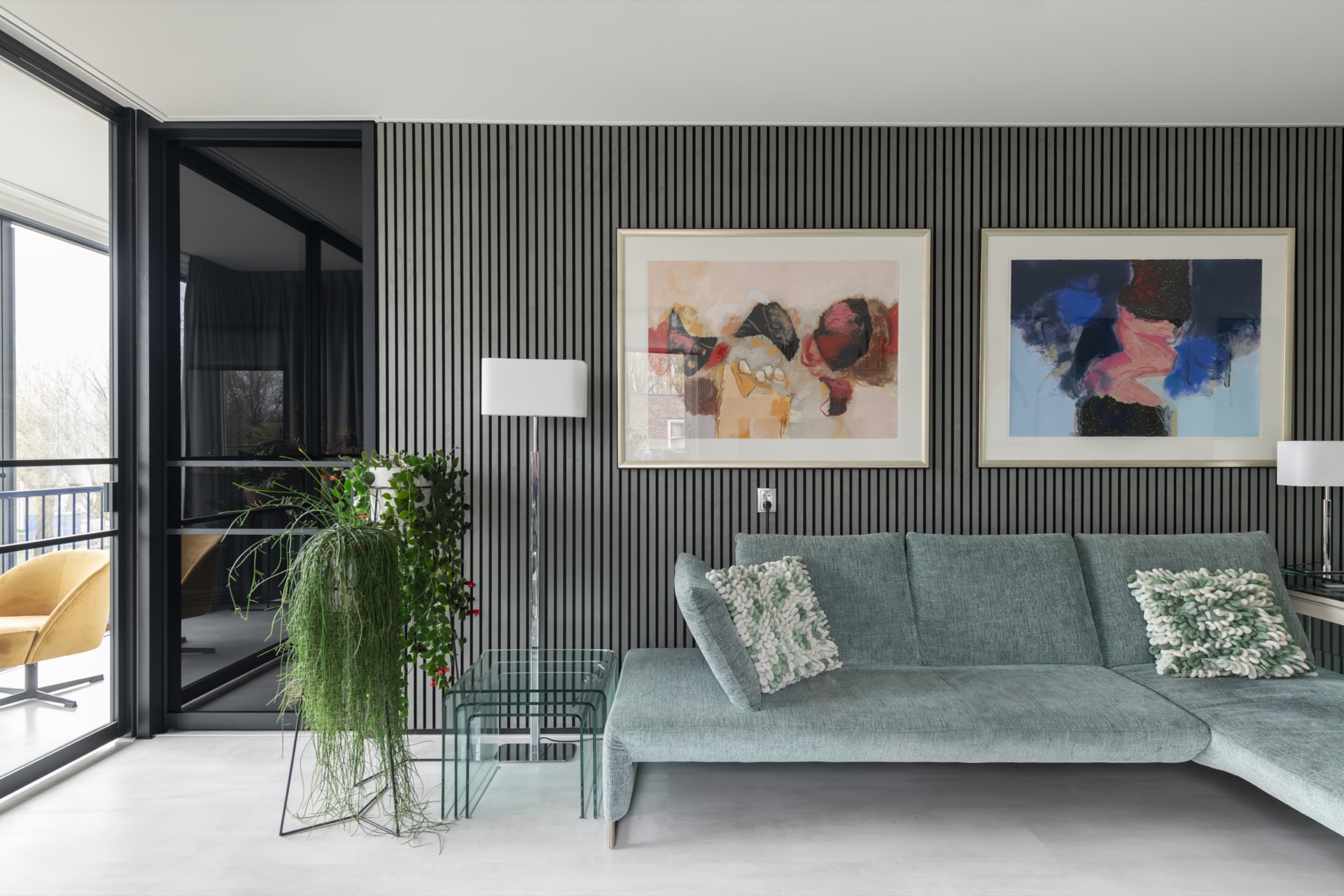 Akustikpaneele: Wohnzimmer mit schwarzen vertikalen Akustikpaneelen und grauer Suede-Filzoptik hinter der Couch, Luxury, Design, Exclusive, Modern, Custom Made, Special, Beautiful