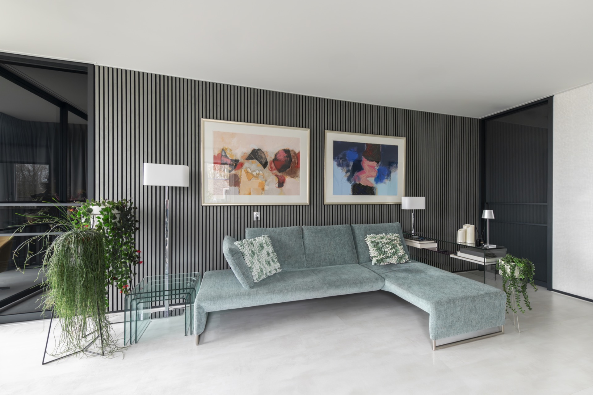 Akustikpaneele: Sitzbereich mit schwarzen vertikalen Akustikpaneelen und grauer Suede-Filzoptik im Wohnzimmer, Luxury, Design, Exclusive, Modern, Custom Made, Special, Beautiful