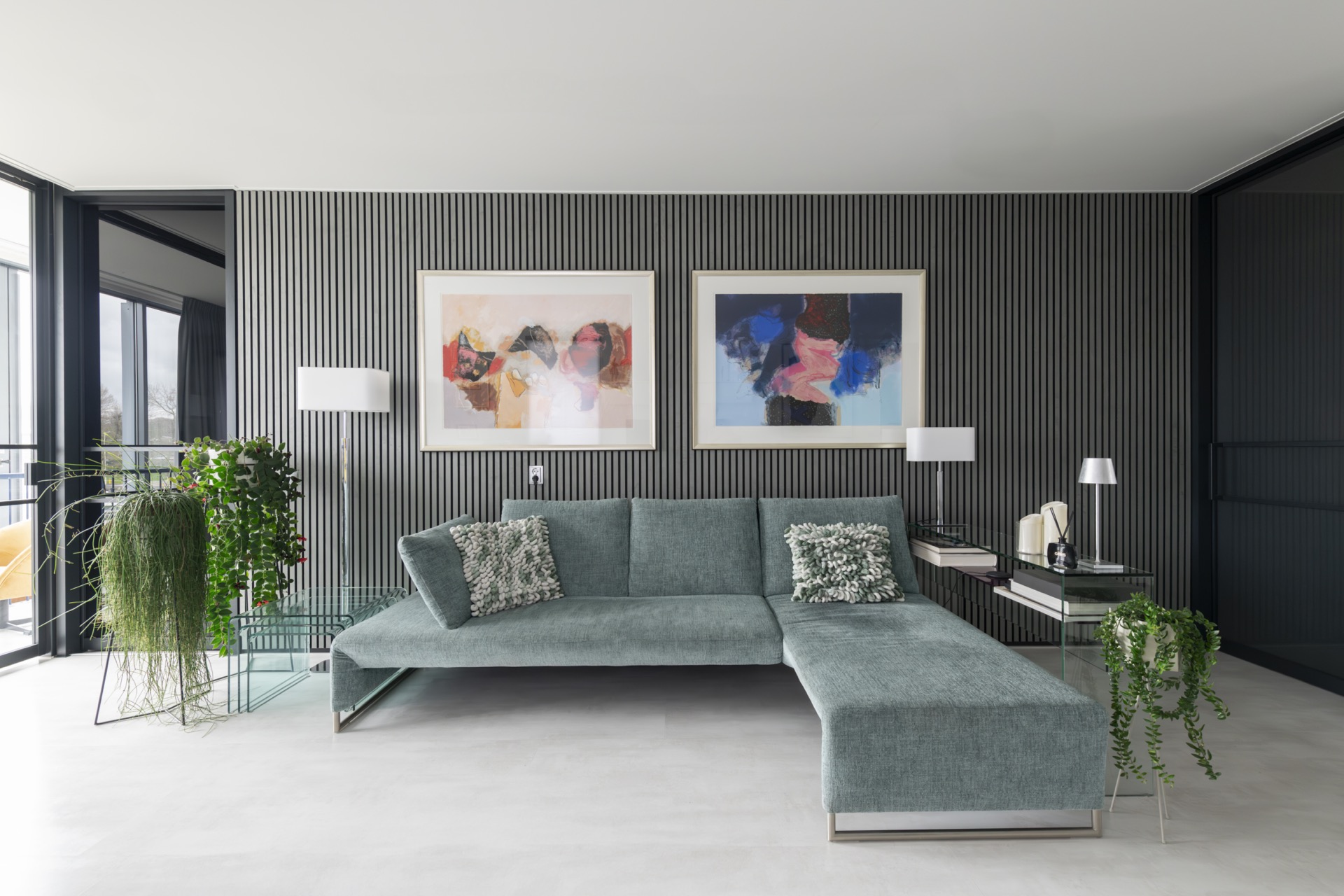Akustikpaneele: Wand mit schwarzen vertikalen Akustikpaneelen und grauer Suede-Filzoptik im Wohnzimmer, Luxury, Design, Exclusive, Modern, Custom Made, Special, Beautiful