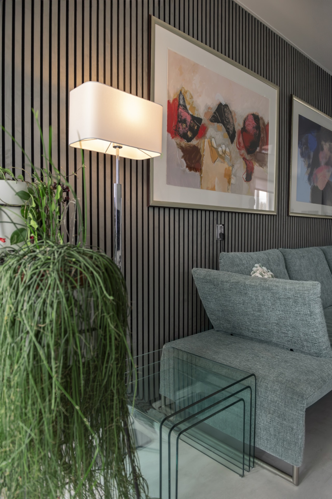 Akustikpaneele: Detail der schwarzen vertikalen mit grauer Suede-Filzoptik und gerahmter Kunst, Luxury, Design, Exclusive, Modern, Custom Made, Special, Beautiful