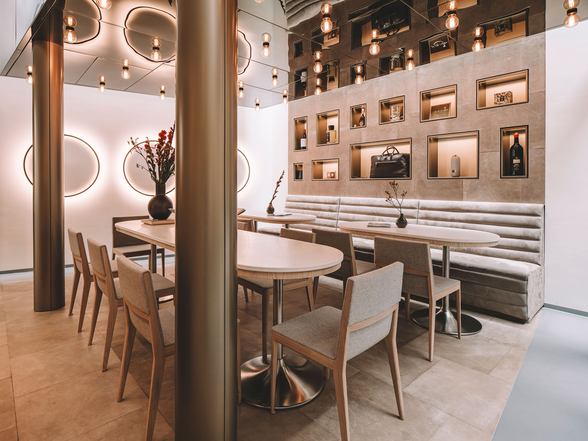 interior de lounge a medida con nichos retroiluminados en la pared: maatwerk lounge met verlichte nisvakken en gestoffeerde, Luxury, Design, Exclusive, Modern, Custom Made, Special, Beautiful