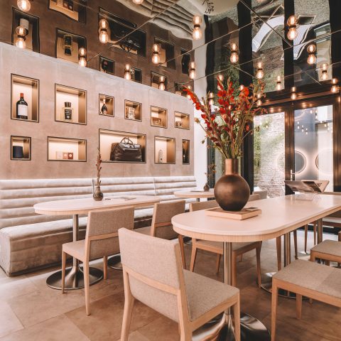 lounge su misura con nicchie retroilluminate a parete: maatwerk lounge met verlichte nisvakken en gestoffeerde loungebank, Luxury, Design, Exclusive, Modern, Custom Made, Special, Beautiful
