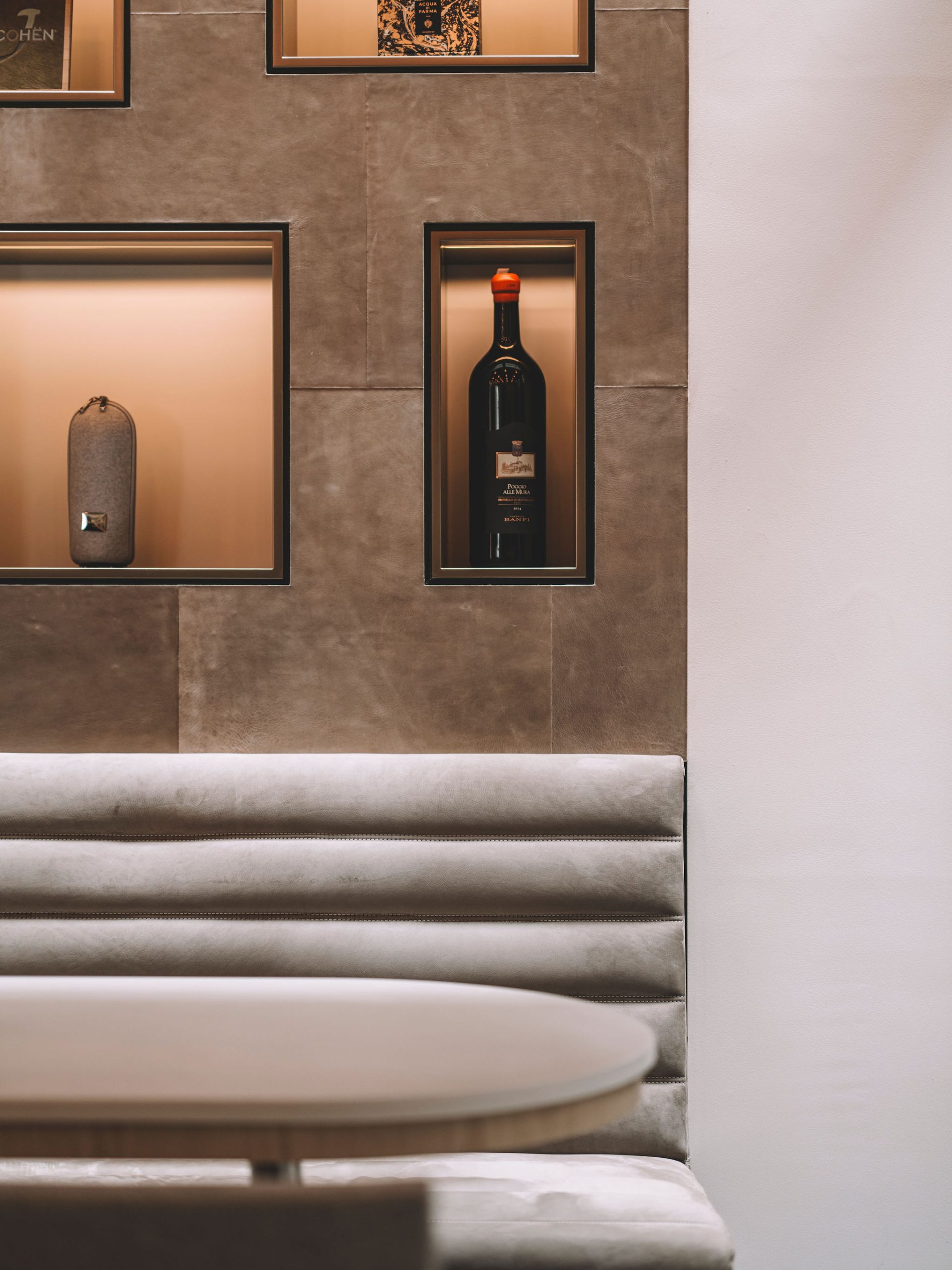 interior de lounge a medida con nichos retroiluminados en la pared: maatwerk lounge met verlichte nisvakken en gestoffeerde, Luxury, Design, Exclusive, Modern, Custom Made, Special, Beautiful