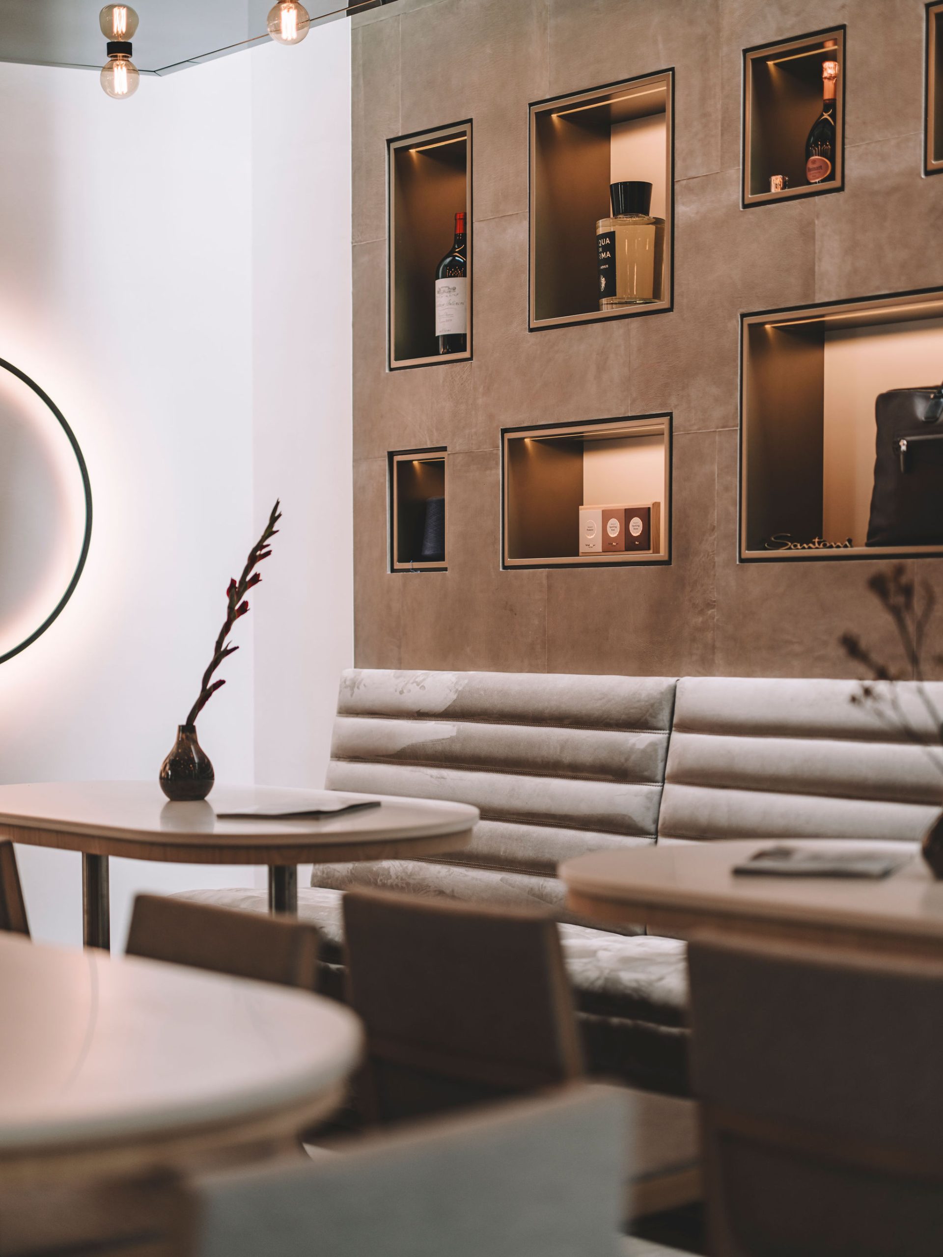 interior de lounge a medida con nichos retroiluminados en la pared: maatwerk lounge met verlichte nisvakken en gestoffeerde, Luxury, Design, Exclusive, Modern, Custom Made, Special, Beautiful