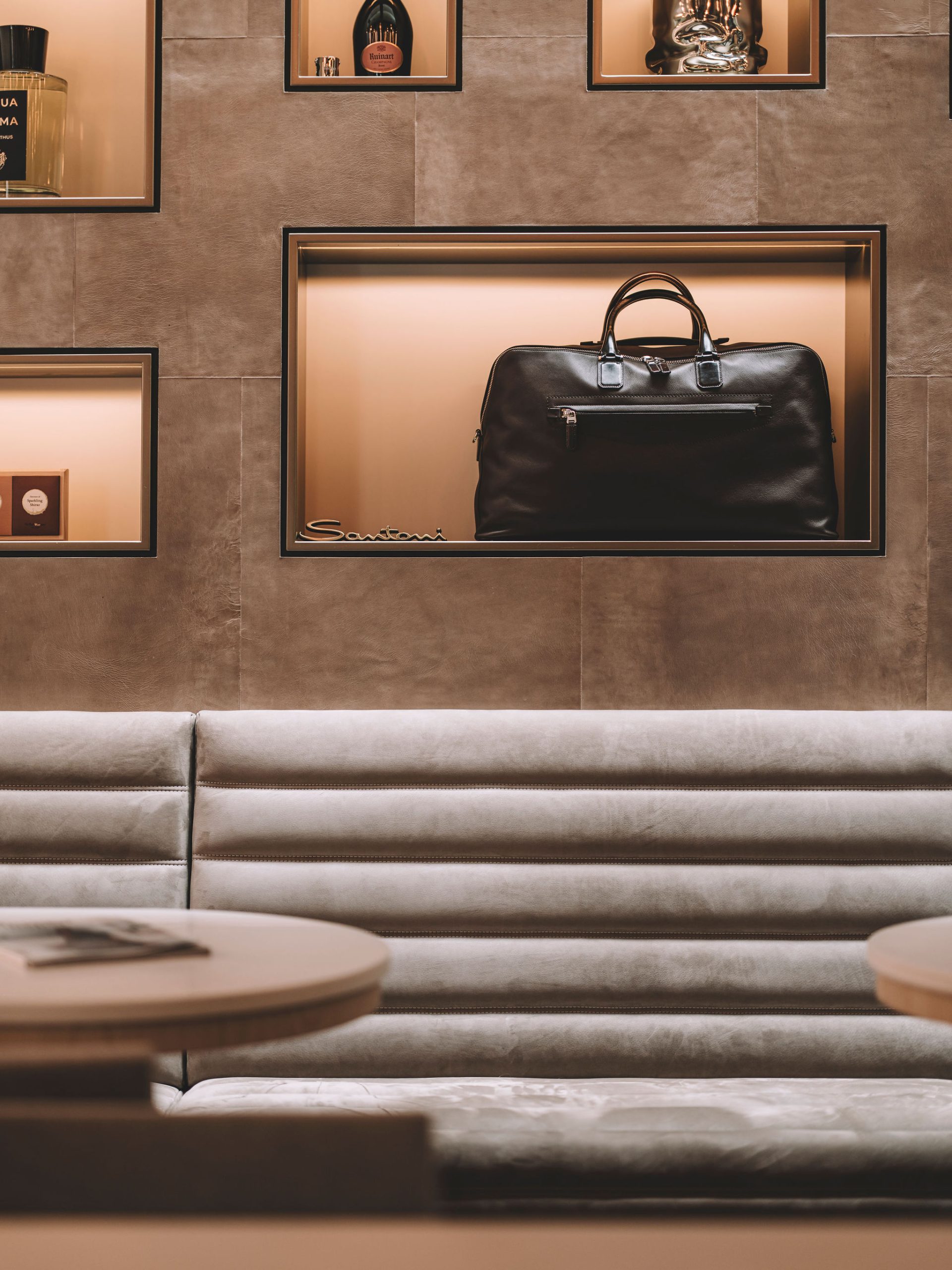 interior de lounge a medida con nichos retroiluminados en la pared: maatwerk lounge met verlichte nisvakken en gestoffeerde, Luxury, Design, Exclusive, Modern, Custom Made, Special, Beautiful