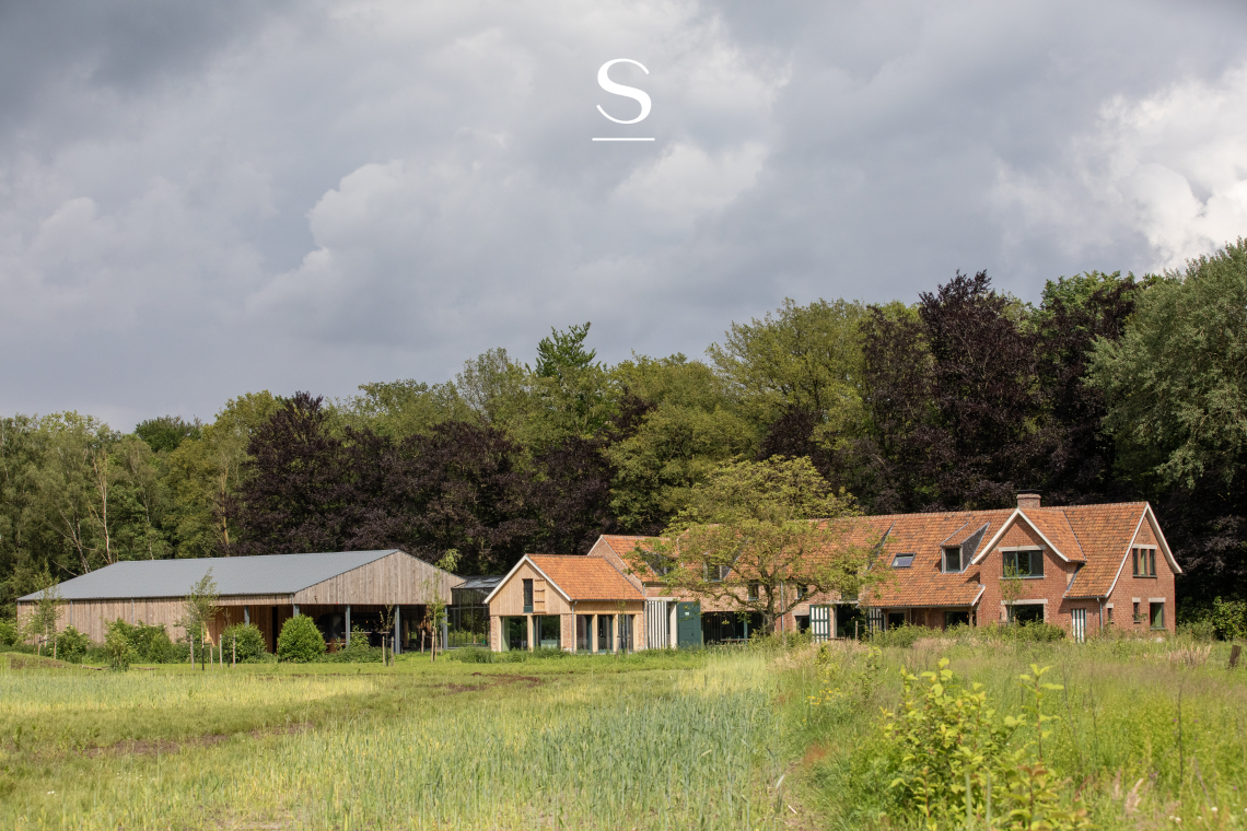 Een Duurzame Transformatie: Villabouw Sels Renoveert Oude Boerderij in Schilde