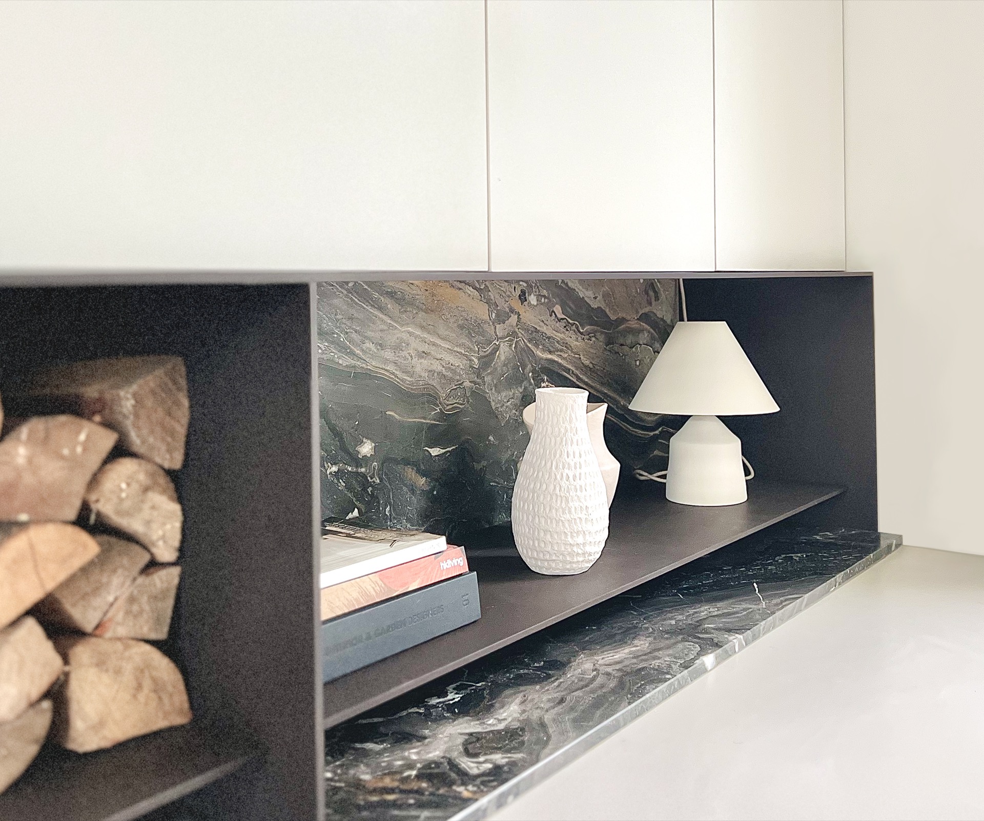 chimenea empotrada de leña con piedra natural: tijdloos haard-ontwerp met metalen schouw en natuursteen, Luxury, Design, Exclusive, Modern, Custom Made, Special, Beautiful