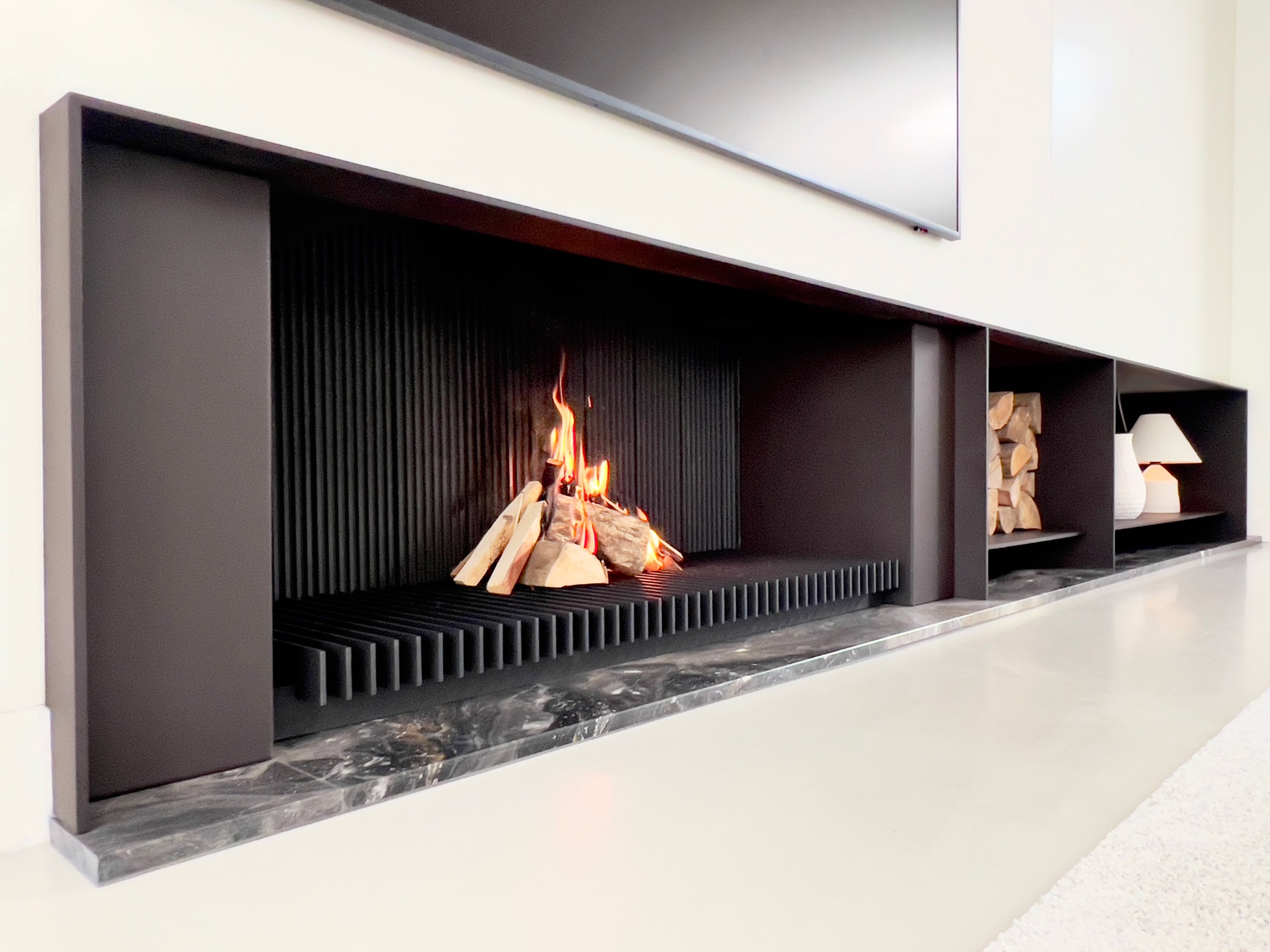 chimenea empotrada de leña con piedra natural: tijdloos haard-ontwerp met metalen schouw en natuursteen, Luxury, Design, Exclusive, Modern, Custom Made, Special, Beautiful