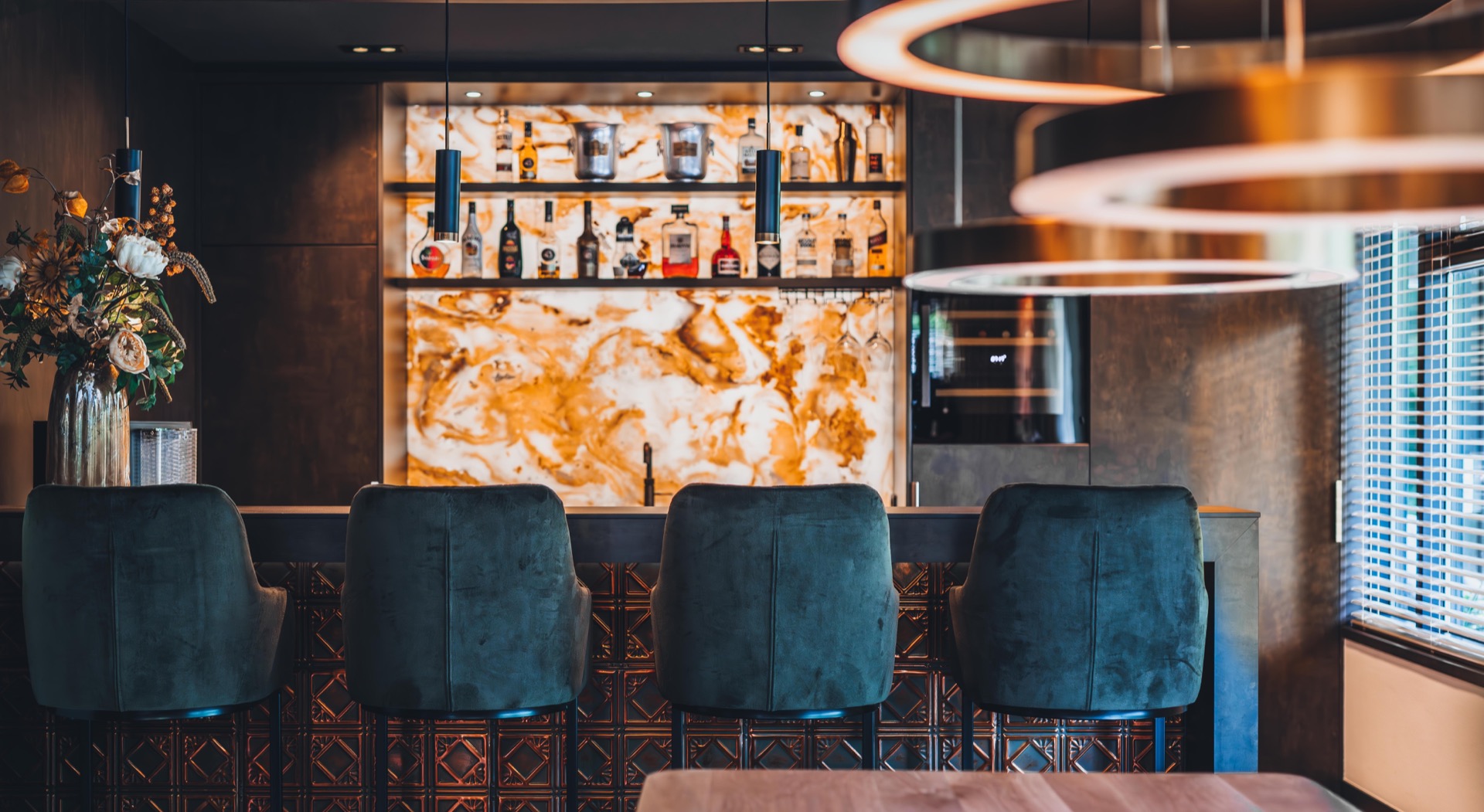 luxe bar, luxe bar met keuken, keuken met lichtwall, Luxury, Design, Exclusive, Modern, Custom Made, Special, Beautiful