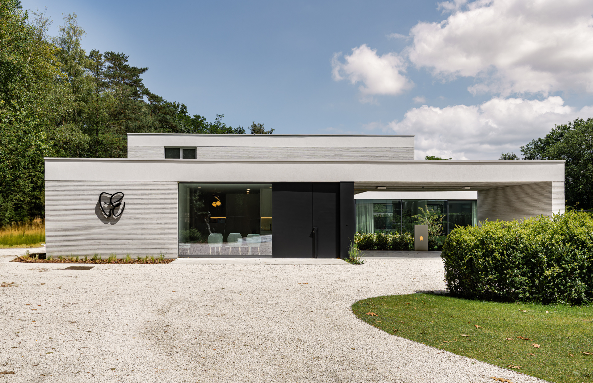 casa moderna industriale con spazio studio: facciata moderna dell’abitazione con grandi aperture in vetro e fasce in mattoni, Luxury, Design, Exclusive, Modern, Custom Made, Special, Beautiful