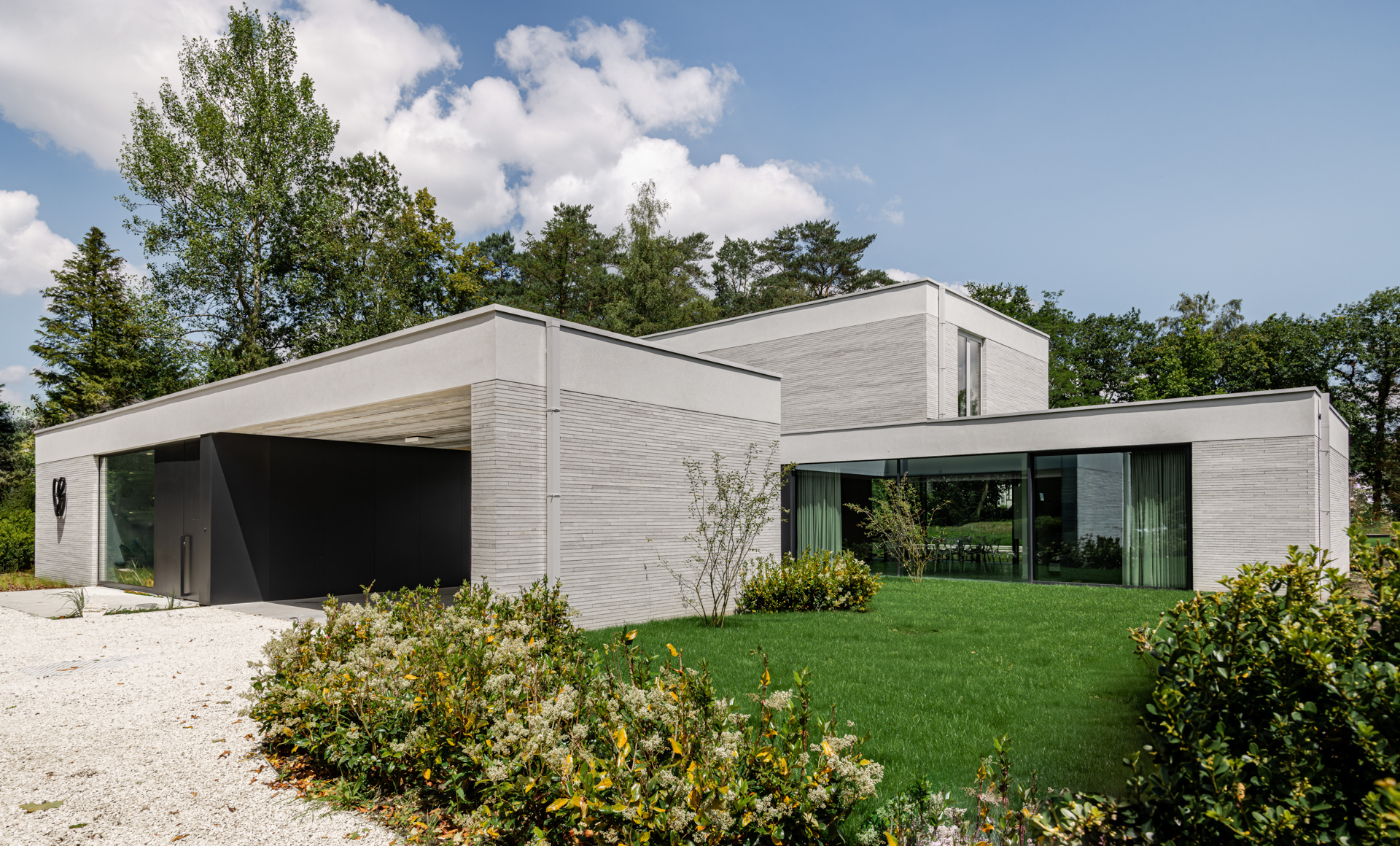 casa moderna industriale con spazio studio: vista laterale RESIDENCE G con grandi finestre, facciata pulita e giardino con, Luxury, Design, Exclusive, Modern, Custom Made, Special, Beautiful