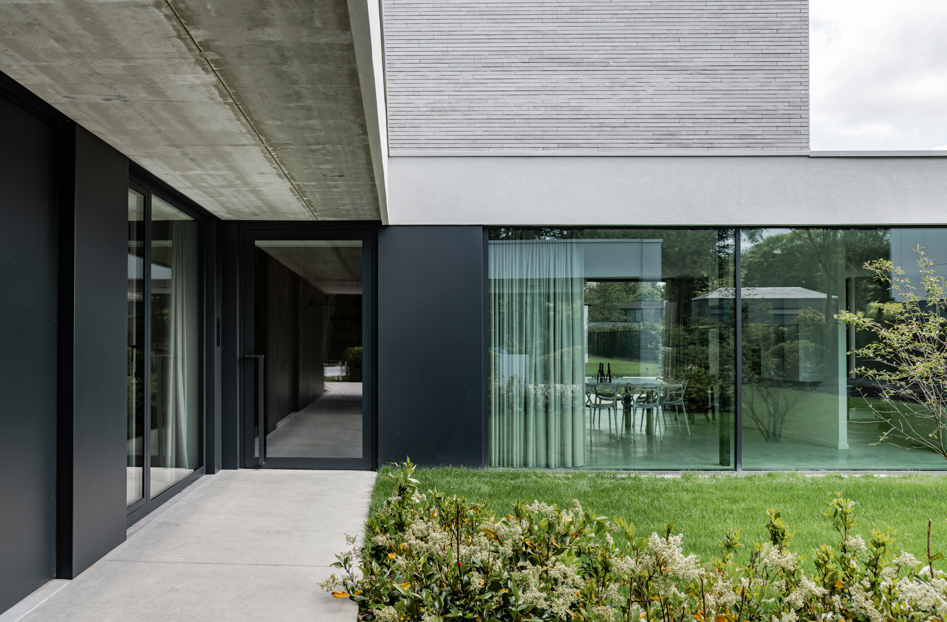 casa moderna industriale con spazio studio: passaggio coperto lungo la facciata con grande vetrata in vetro e vista terrazzo, Luxury, Design, Exclusive, Modern, Custom Made, Special, Beautiful