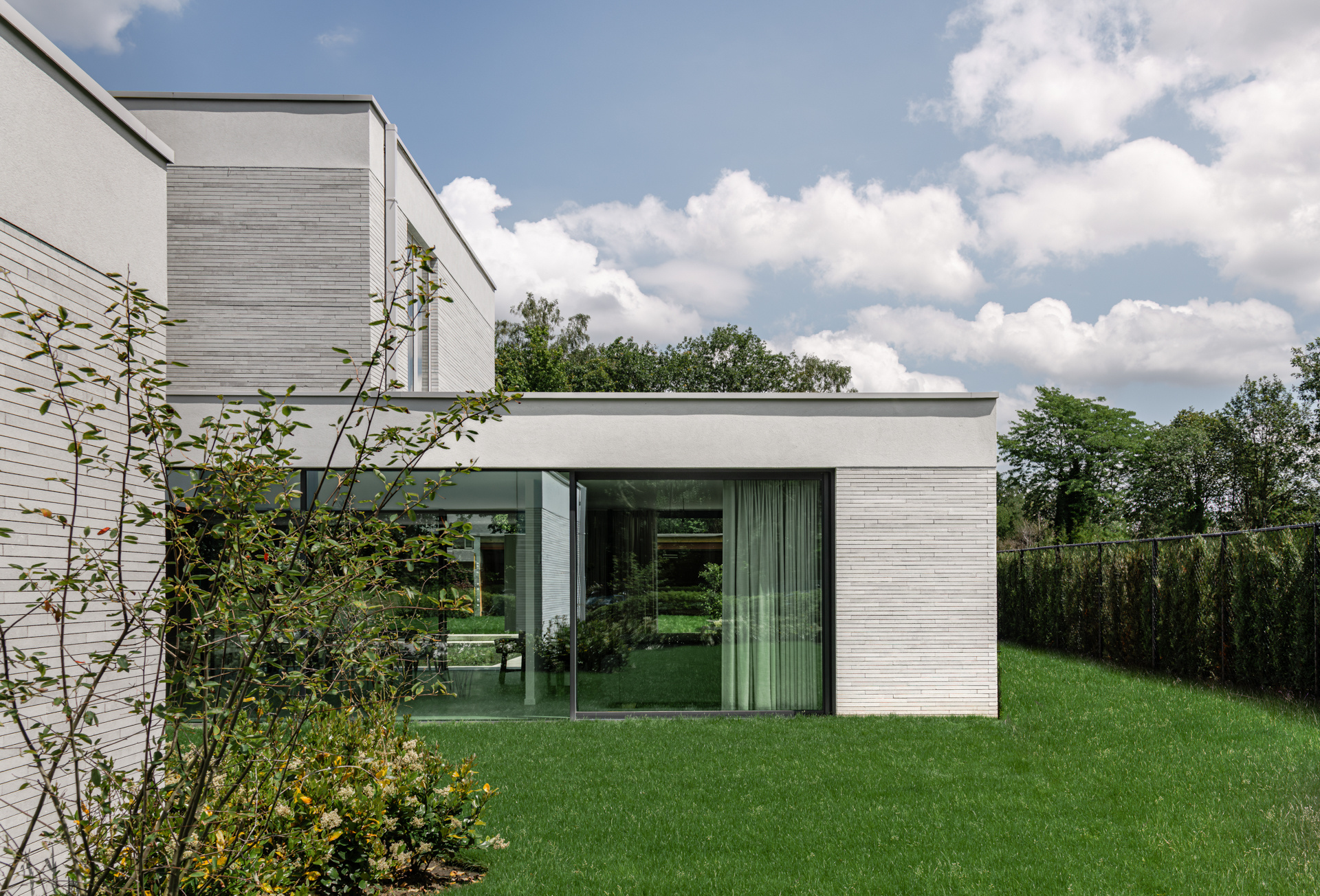 casa moderna industriale con spazio studio: facciata con grandi finestre e sporgenze nette in RESIDENCE G, Luxury, Design, Exclusive, Modern, Custom Made, Special, Beautiful