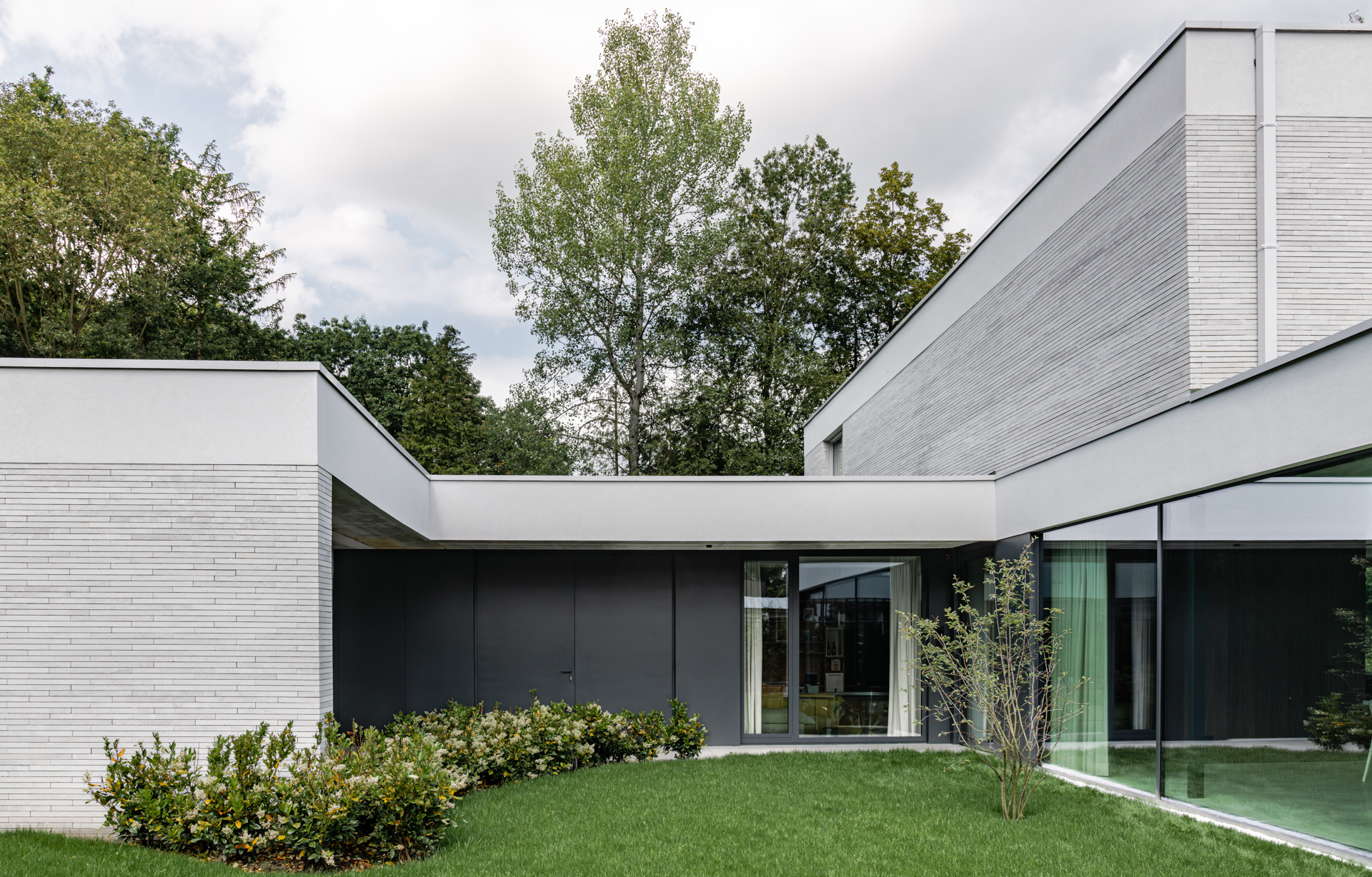 casa moderna industriale con spazio studio: dettaglio di facciata con pannelli contrastanti e bordi netti in RESIDENCE G, Luxury, Design, Exclusive, Modern, Custom Made, Special, Beautiful