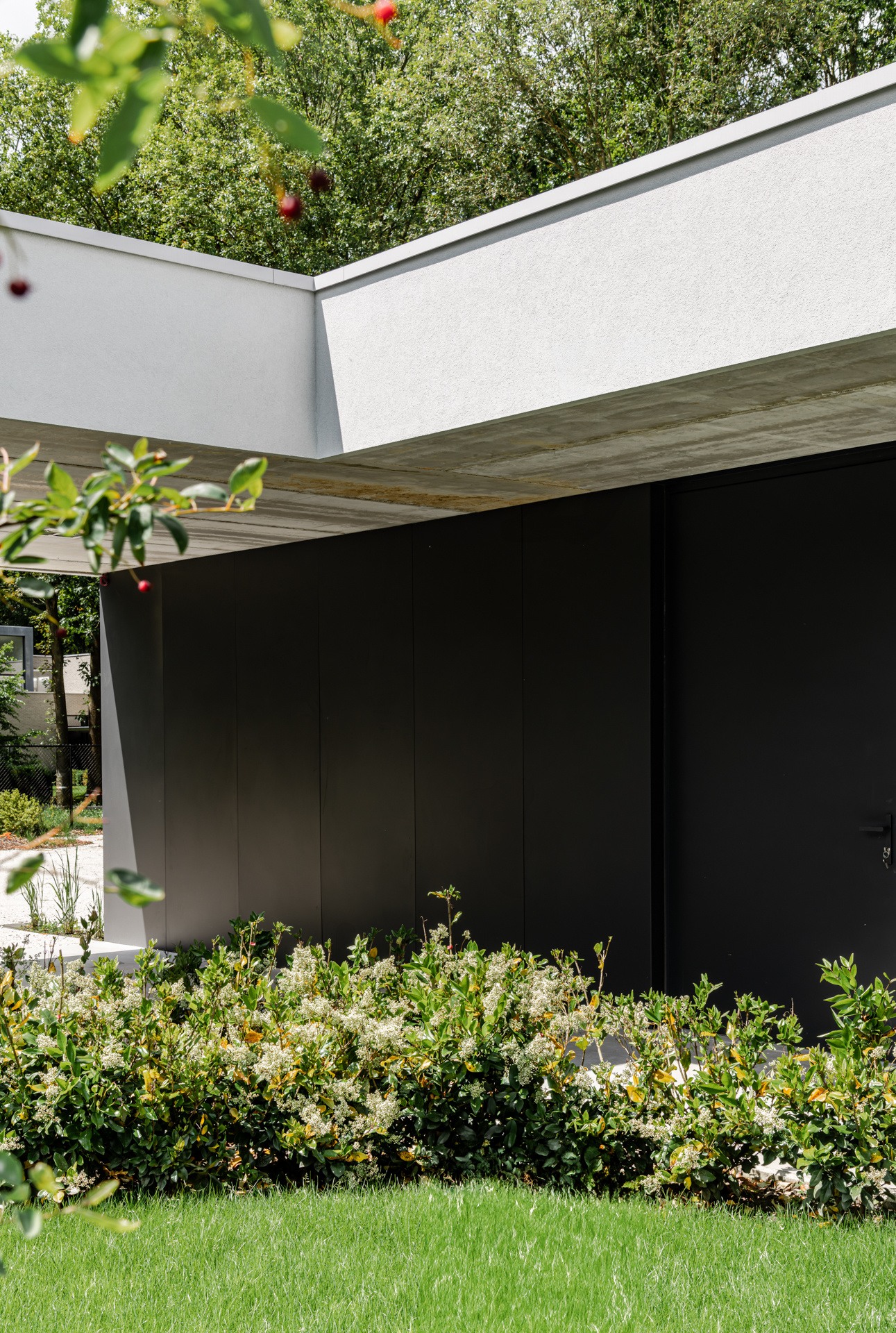 casa moderna industriale con spazio studio: facciata d’angolo RESIDENCE G con grande apertura in vetro e sporgenza, Luxury, Design, Exclusive, Modern, Custom Made, Special, Beautiful
