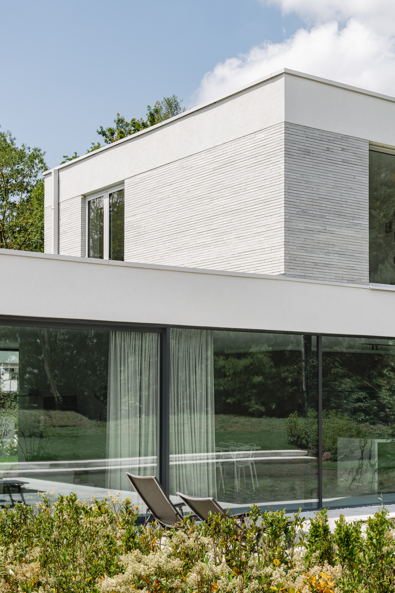 casa moderna industriale con spazio studio: facciata moderna con grandi finestre di RESIDENCE G e fasce in mattoni lineari, Luxury, Design, Exclusive, Modern, Custom Made, Special, Beautiful