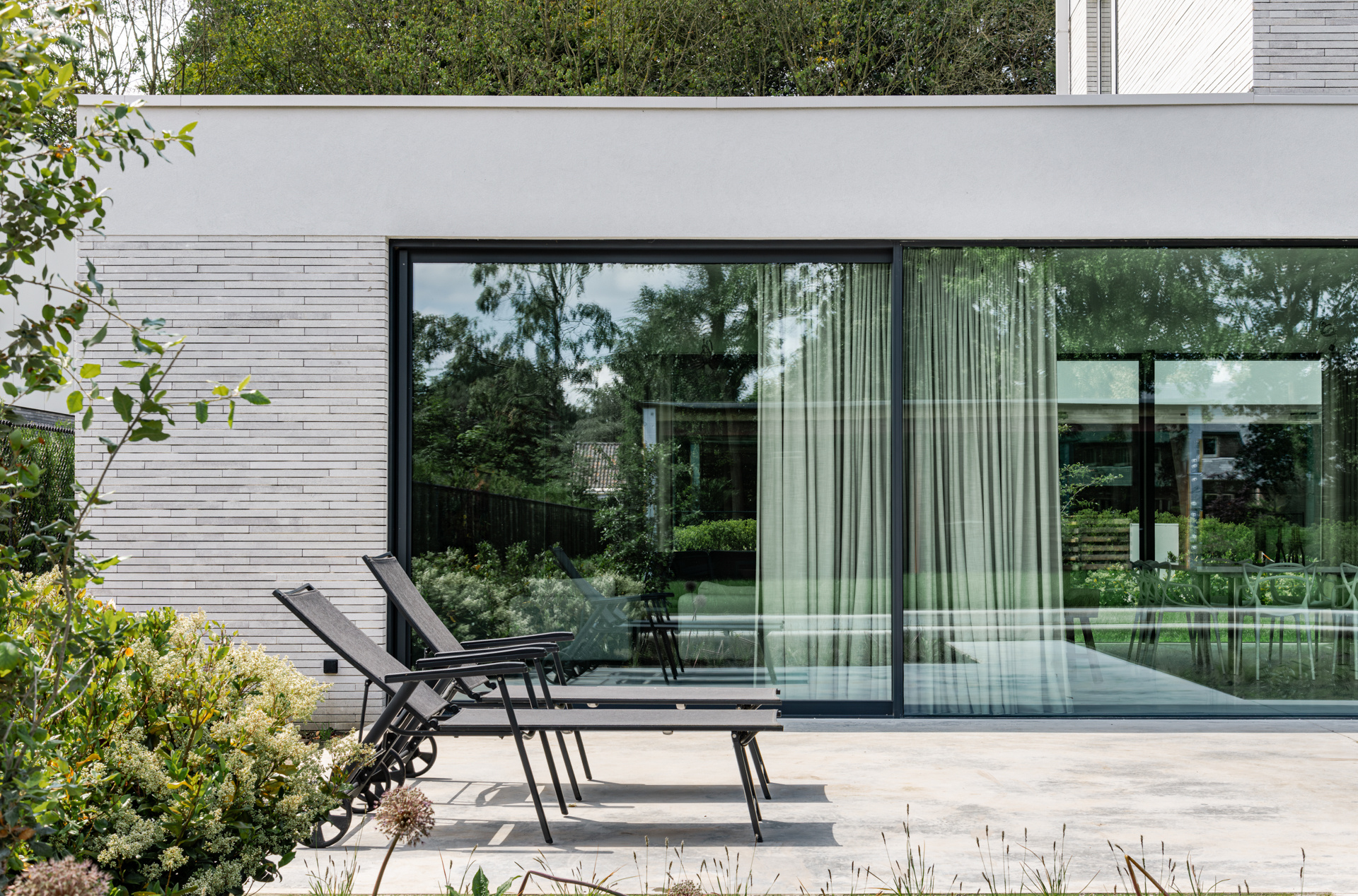casa moderna industriale con spazio studio: dettaglio di facciata con fasce di mattoni e cornice della finestra in RESIDENCE, Luxury, Design, Exclusive, Modern, Custom Made, Special, Beautiful