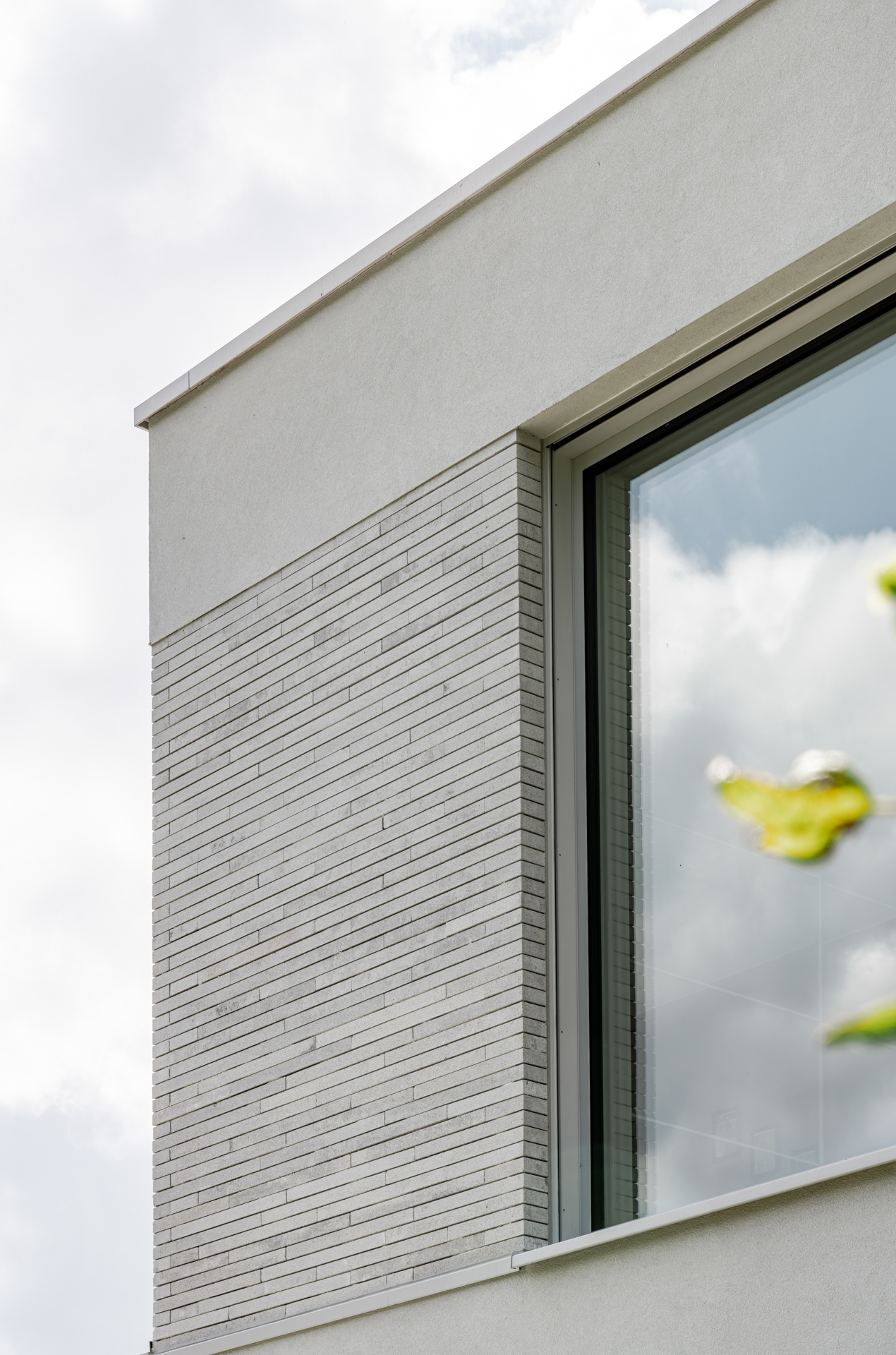 casa moderna industriale con spazio studio: facciata con grandi vetrate e prato davanti a RESIDENCE G, Luxury, Design, Exclusive, Modern, Custom Made, Special, Beautiful