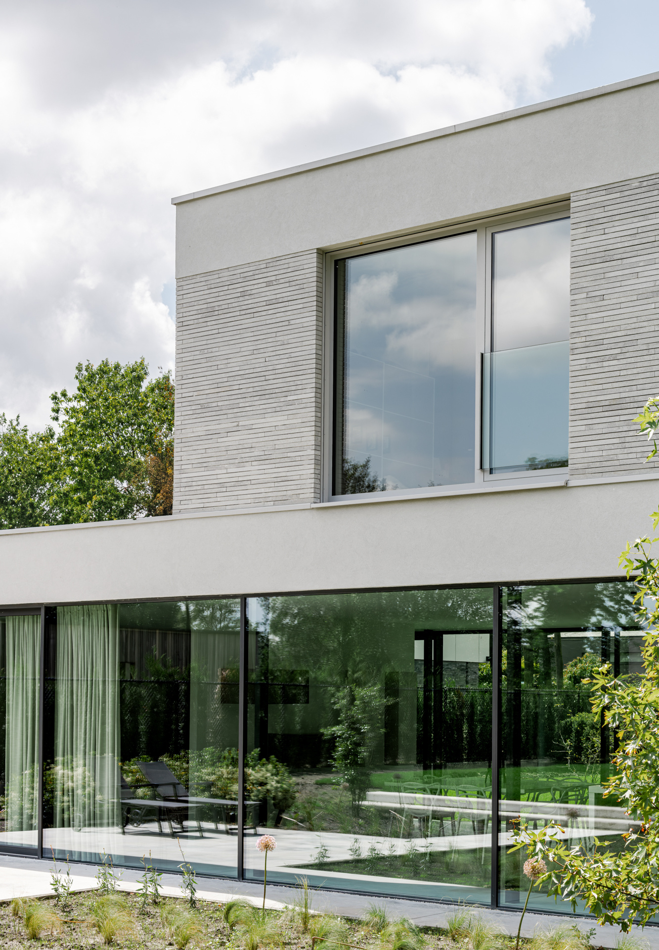 casa moderna industriale con spazio studio: prospetto laterale con parete scorrevole in vetro e tende a RESIDENCE G, Luxury, Design, Exclusive, Modern, Custom Made, Special, Beautiful
