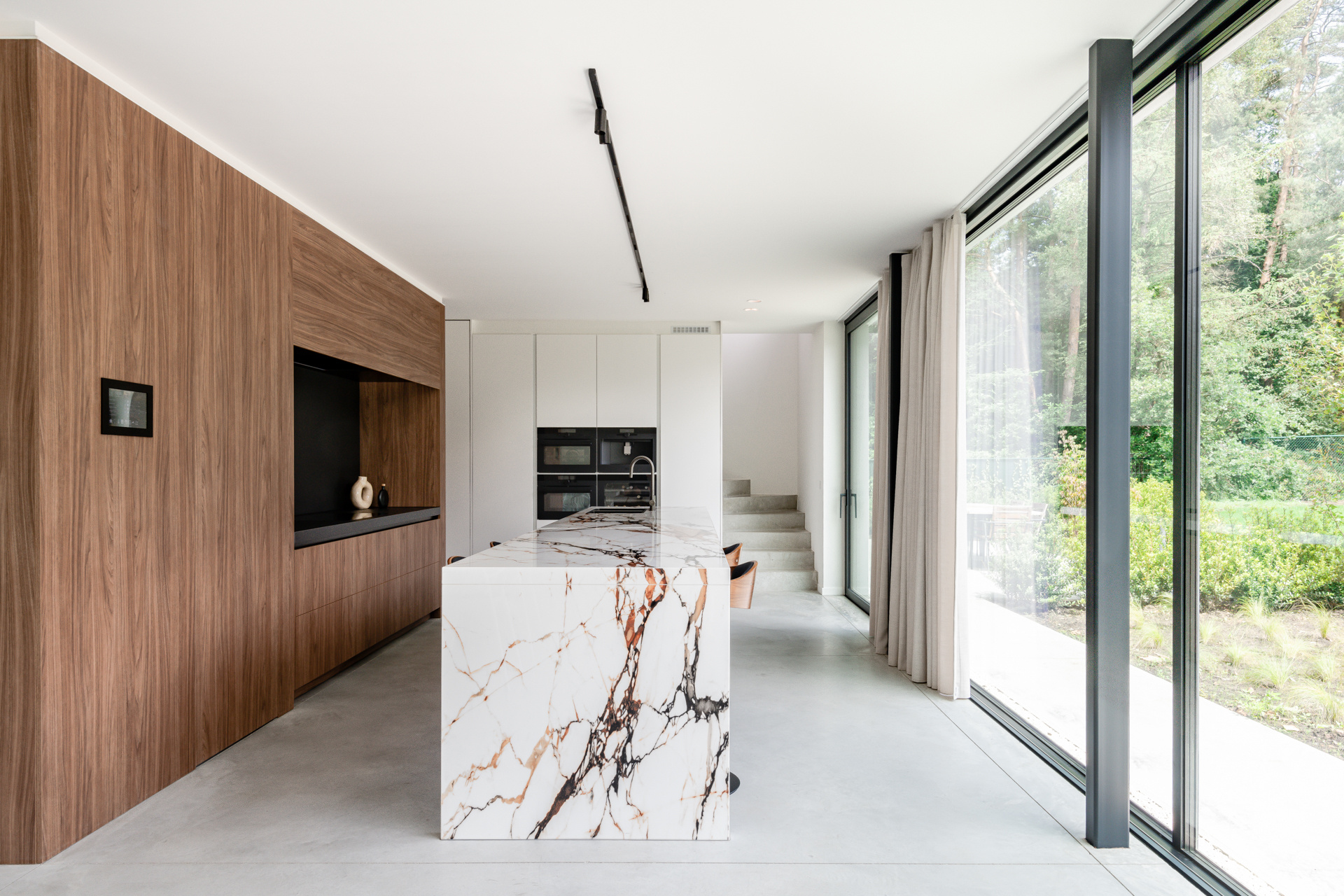 casa moderna industriale con spazio studio: dettaglio facciata con cornice della finestra e fasce in mattoni in RESIDENCE G, Luxury, Design, Exclusive, Modern, Custom Made, Special, Beautiful