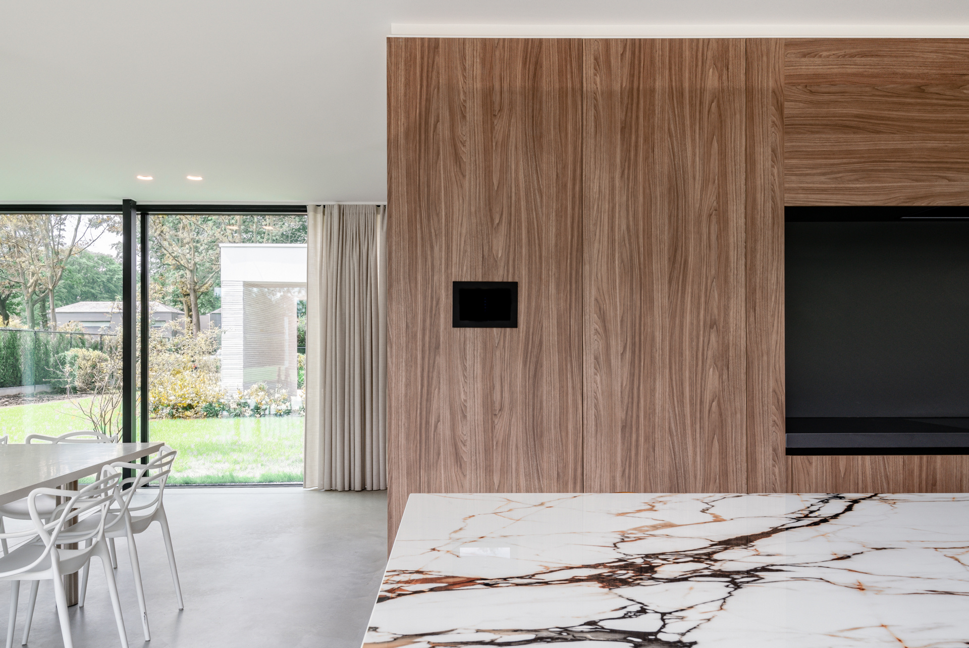 casa moderna industriale con spazio studio: facciata con grande parete in vetro e tende a RESIDENCE G, Luxury, Design, Exclusive, Modern, Custom Made, Special, Beautiful