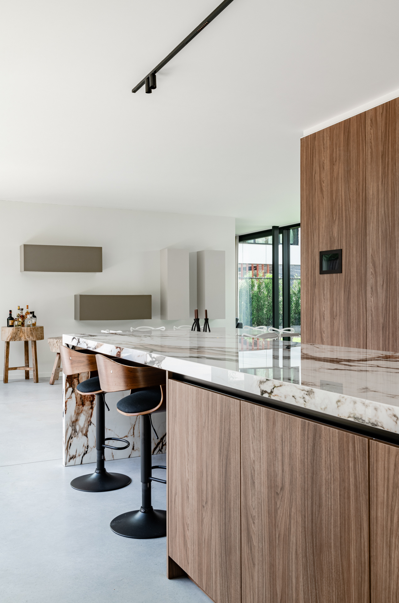 casa moderna industriale con spazio studio: dettaglio facciata vicino all’apertura della finestra con finitura bianca e, Luxury, Design, Exclusive, Modern, Custom Made, Special, Beautiful