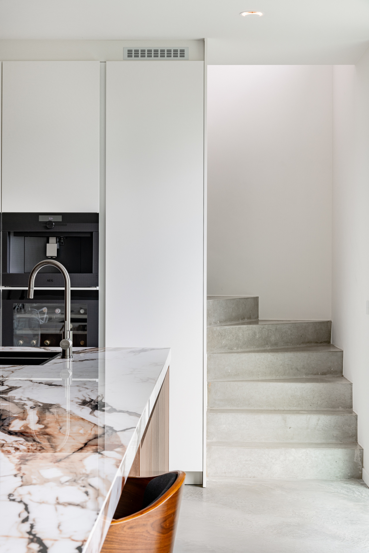 casa moderna industriale con spazio studio: primo piano del bordo della facciata con intonaco bianco e fasce di mattoni in, Luxury, Design, Exclusive, Modern, Custom Made, Special, Beautiful