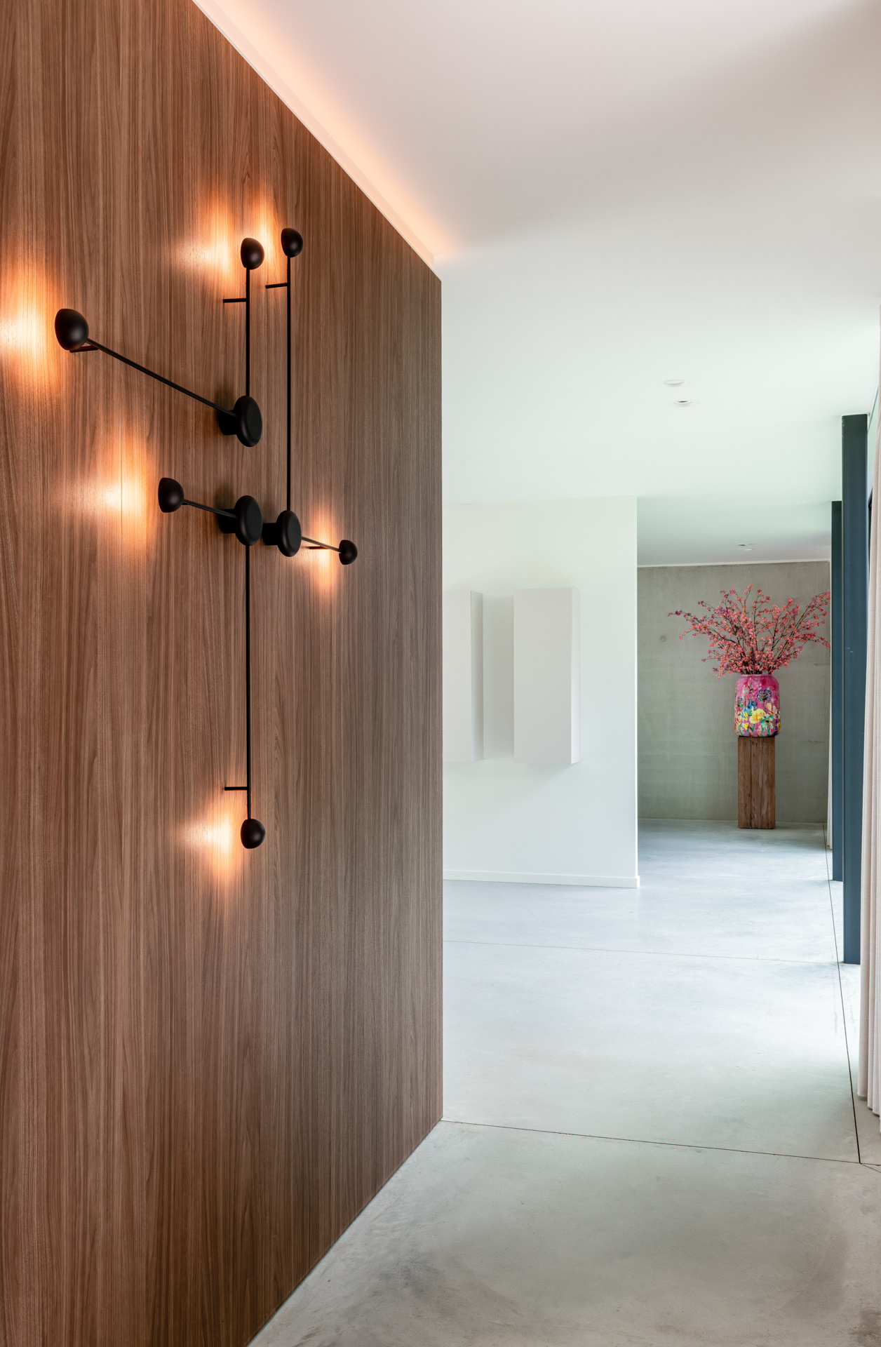 casa moderna industriale con spazio studio: facciata con apertura della finestra e texture del mattone in RESIDENCE G, Luxury, Design, Exclusive, Modern, Custom Made, Special, Beautiful