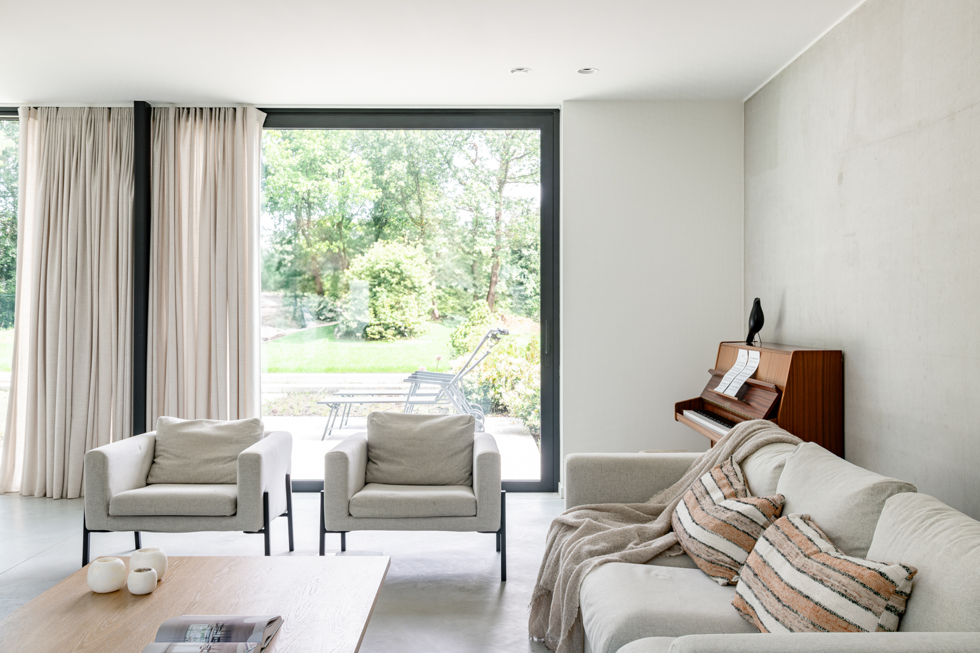 casa moderna industriale con spazio studio: facciata con grande sezione in vetro e cornici pulite a RESIDENCE G, Luxury, Design, Exclusive, Modern, Custom Made, Special, Beautiful