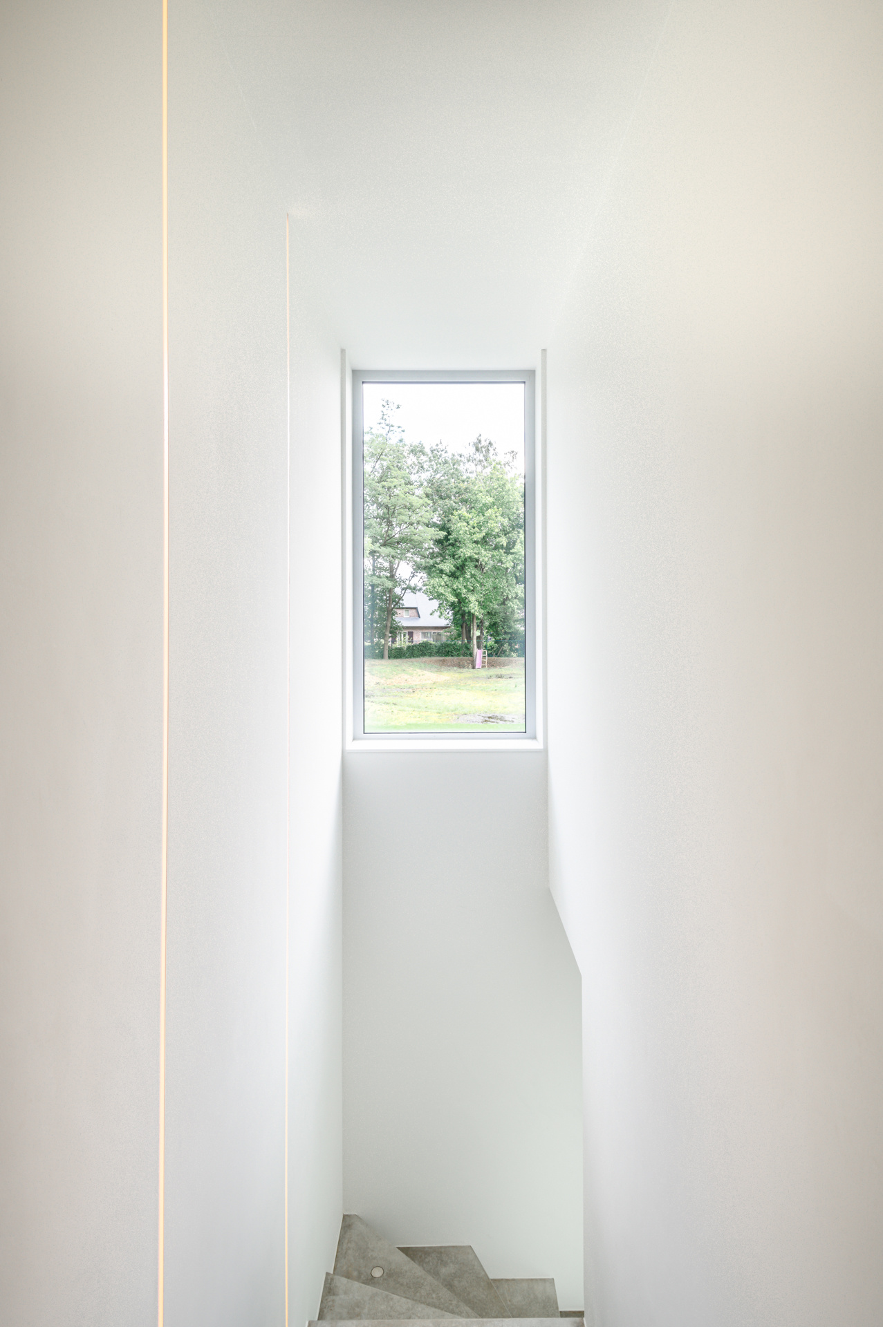 casa moderna industriale con spazio studio: facciata con apertura in vetro e finitura in intonaco bianco in RESIDENCE G, Luxury, Design, Exclusive, Modern, Custom Made, Special, Beautiful