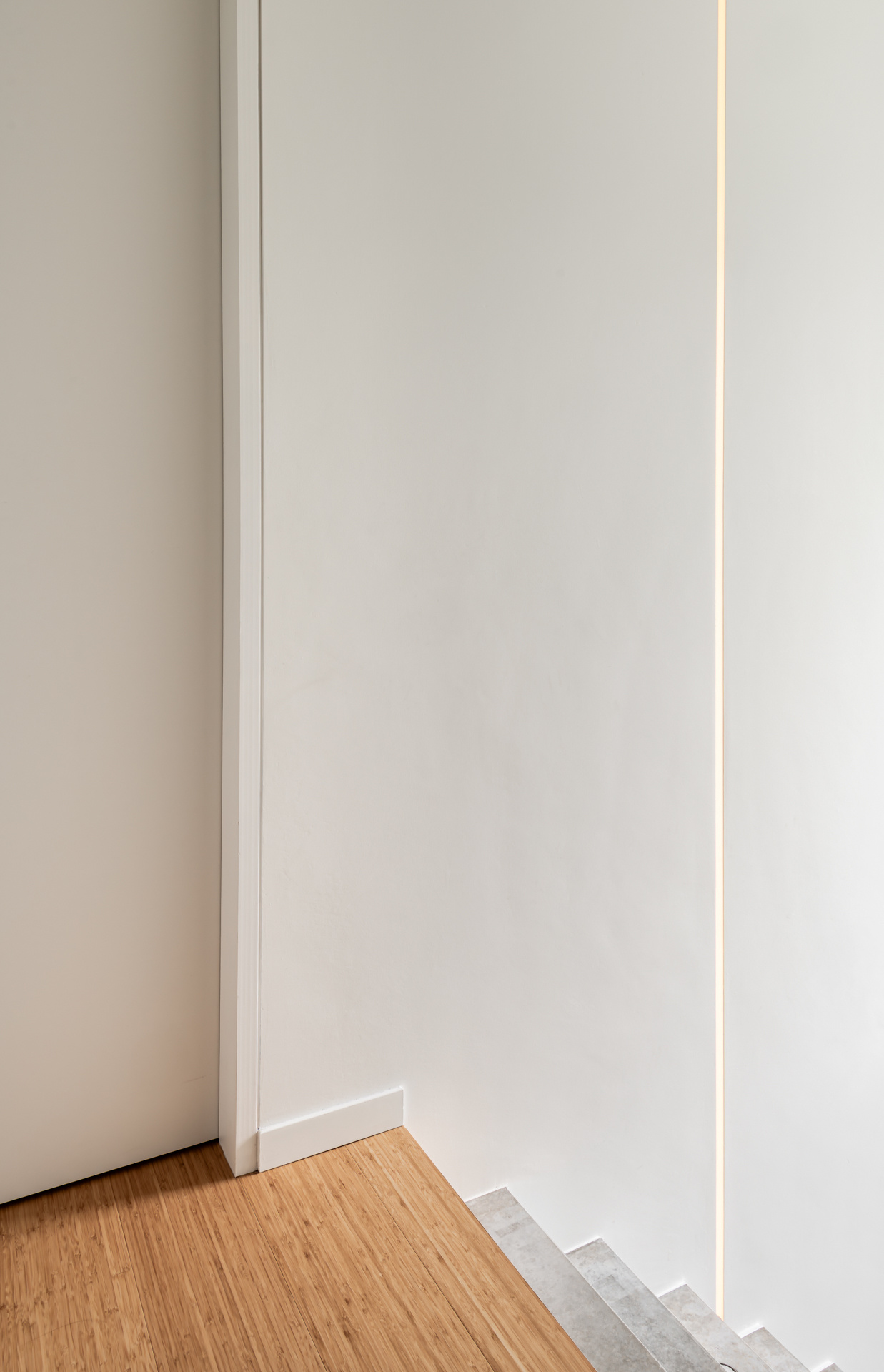 casa moderna industriale con spazio studio: prospetto laterale con fascia di finestre e muratura in mattoni a RESIDENCE G, Luxury, Design, Exclusive, Modern, Custom Made, Special, Beautiful
