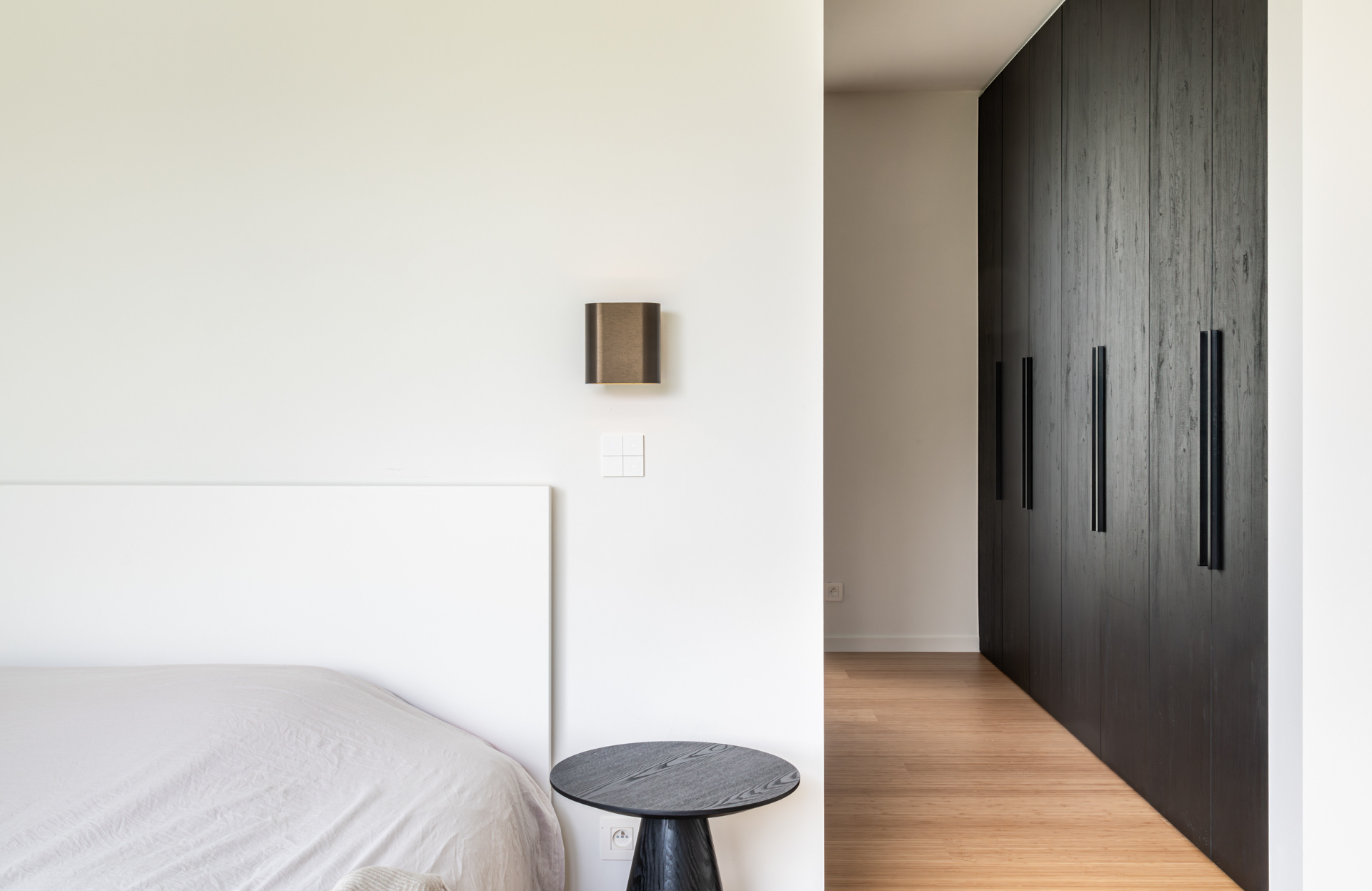 casa moderna industriale con spazio studio: dettaglio finestra nella facciata laterale con texture del mattone in RESIDENCE G, Luxury, Design, Exclusive, Modern, Custom Made, Special, Beautiful