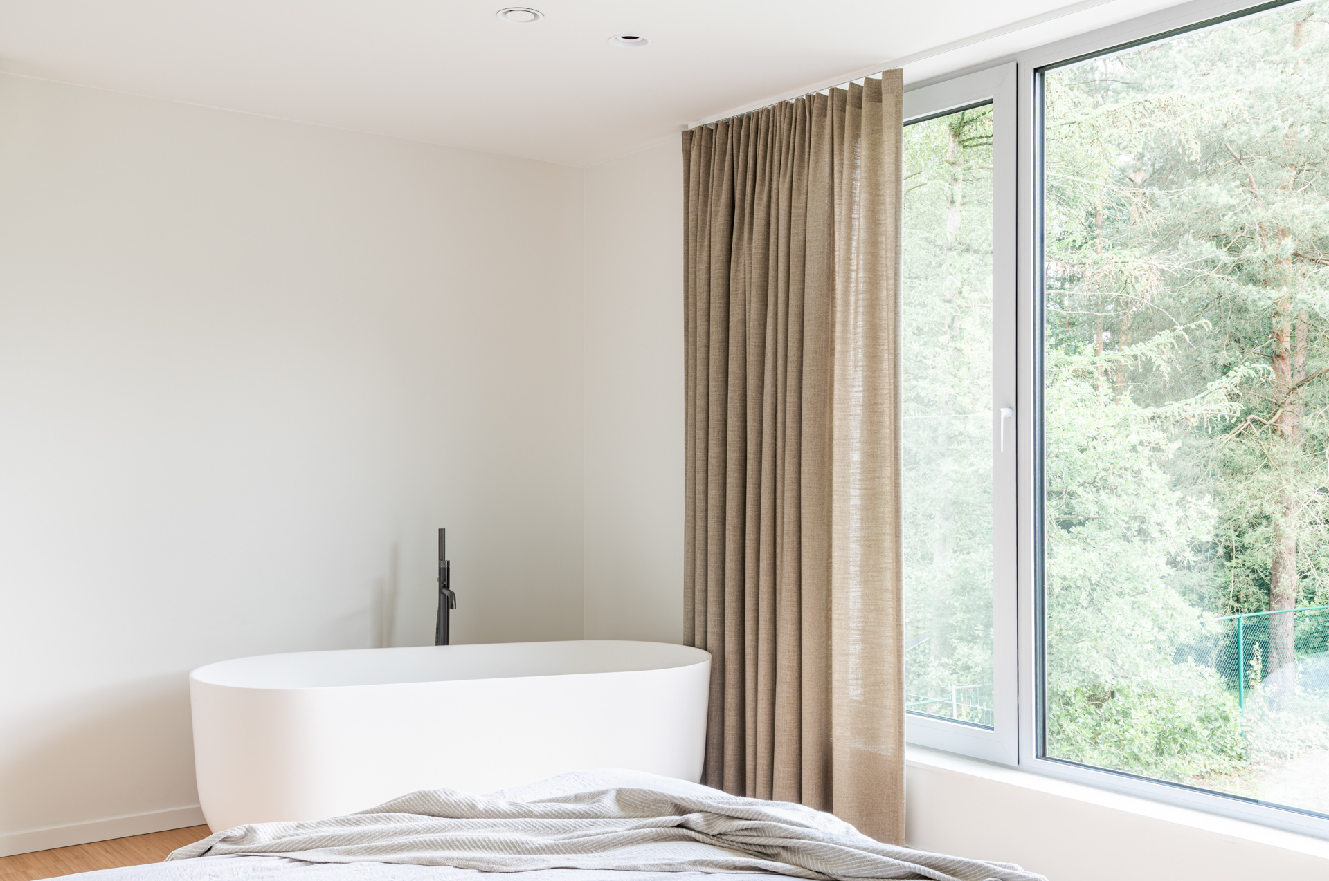 casa moderna industriale con spazio studio: facciata laterale con apertura in vetro e giardinaggio in RESIDENCE G, Luxury, Design, Exclusive, Modern, Custom Made, Special, Beautiful