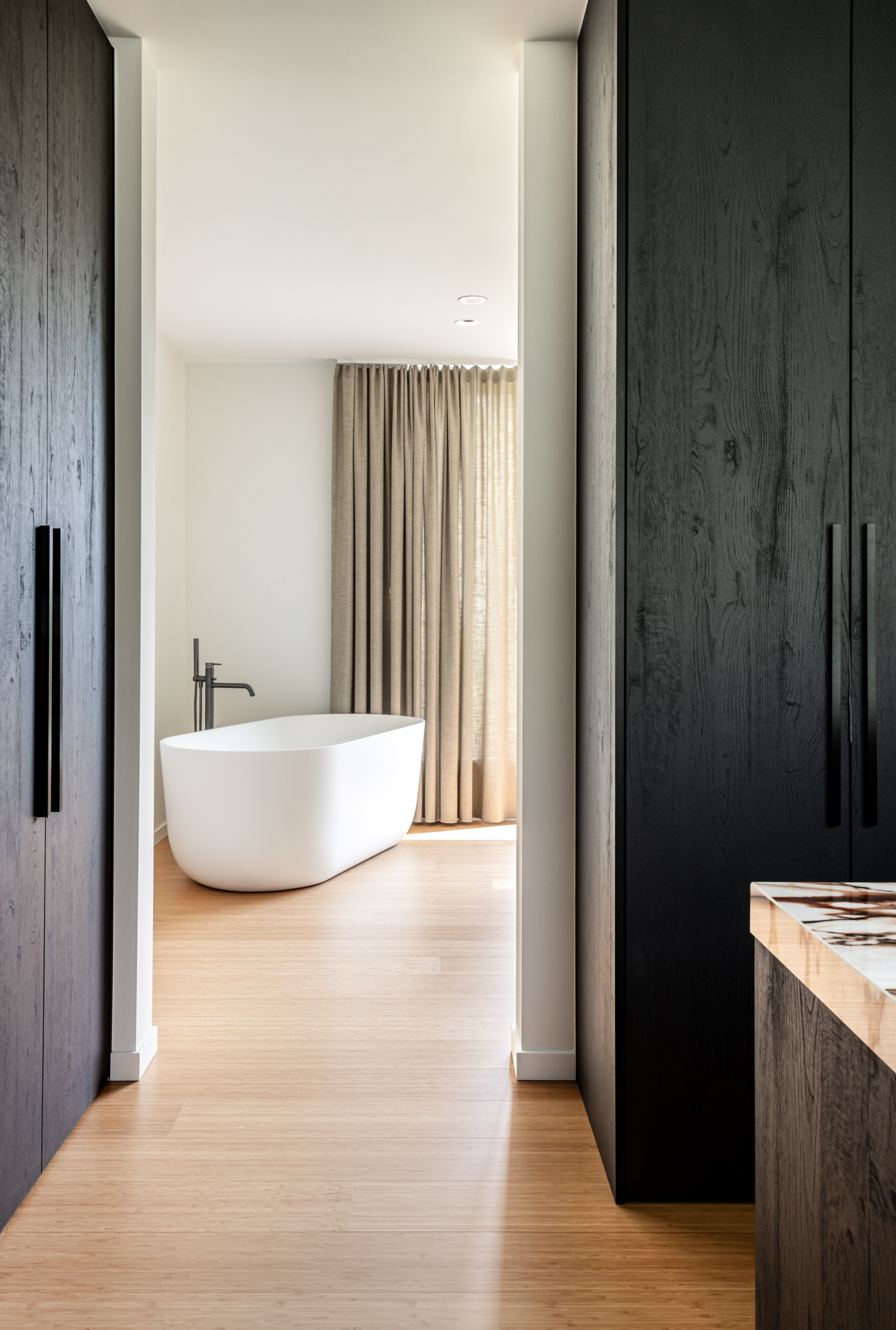 casa moderna industriale con spazio studio: primo piano del bordo della facciata con intonaco bianco e muratura in mattoni, Luxury, Design, Exclusive, Modern, Custom Made, Special, Beautiful