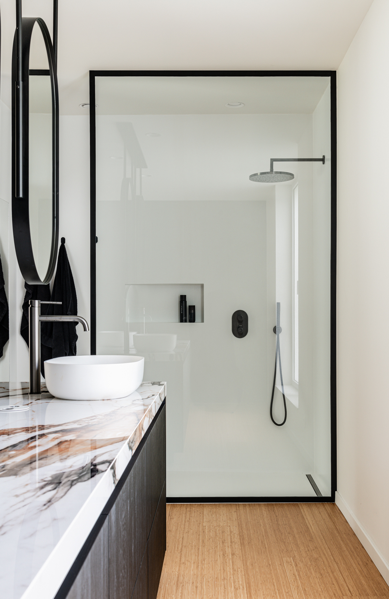 casa moderna industrial con espacio de consulta: fachada con abertura de vidrio y franjas de ladrillo en RESIDENCE G, Luxury, Design, Exclusive, Modern, Custom Made, Special, Beautiful