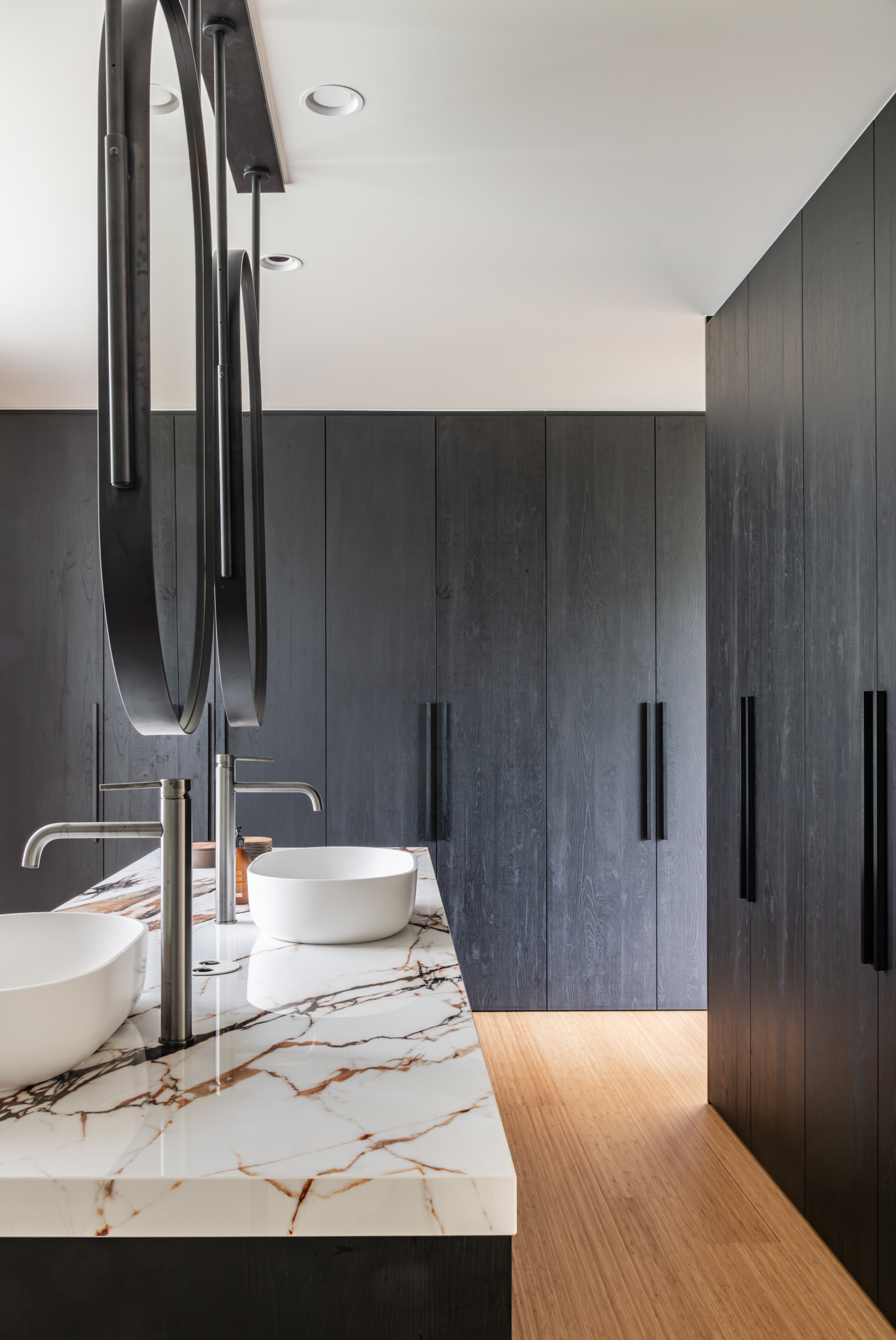 casa moderna industriale con spazio studio: dettaglio facciata con fasce in mattoni e superficie bianca in RESIDENCE G, Luxury, Design, Exclusive, Modern, Custom Made, Special, Beautiful