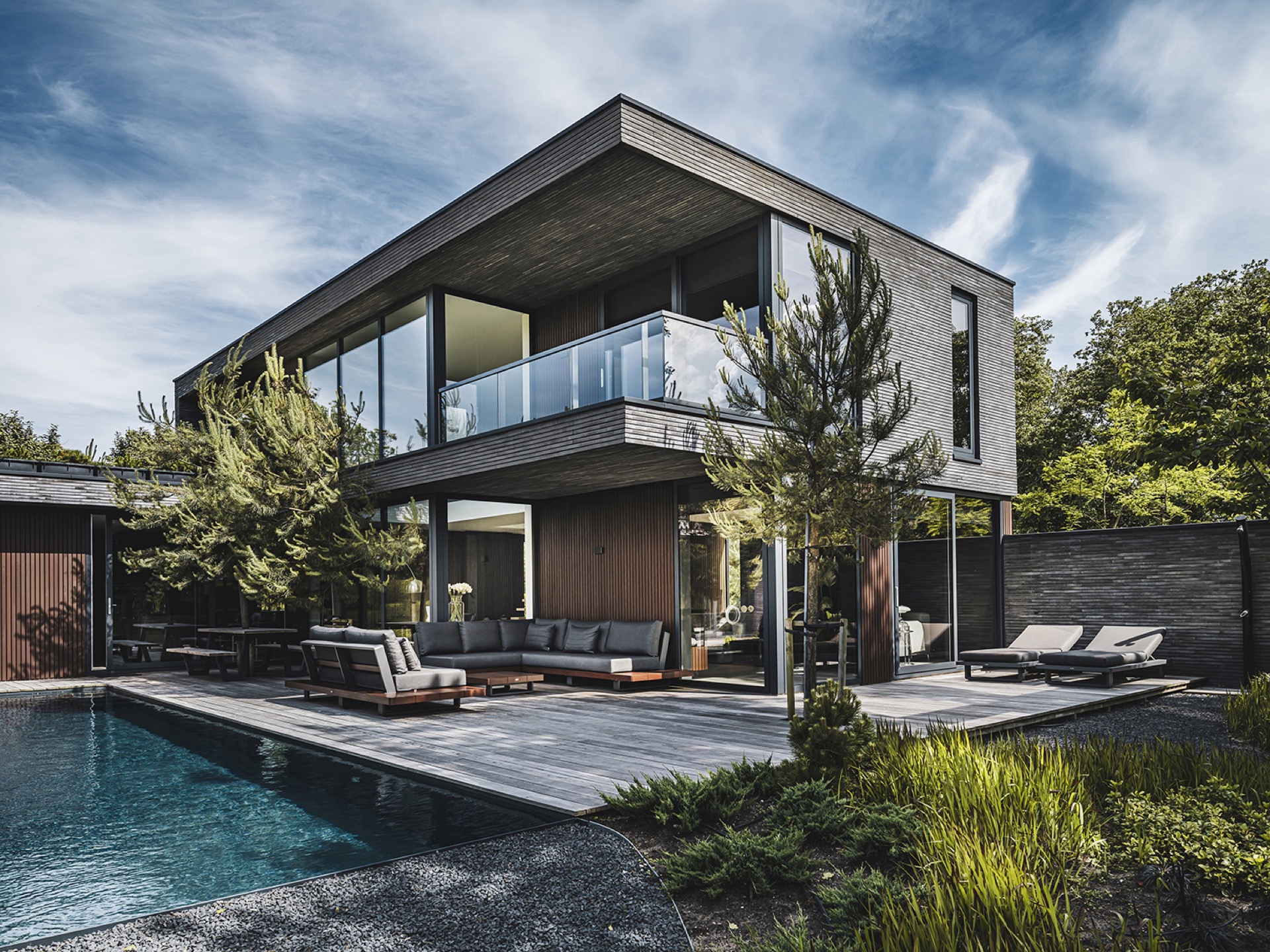villa moderna cubista con piscina: villa moderna con piscina, terrazza e parapetto in vetro sotto una mensola in legno, Luxury, Design, Exclusive, Modern, Custom Made, Special, Beautiful