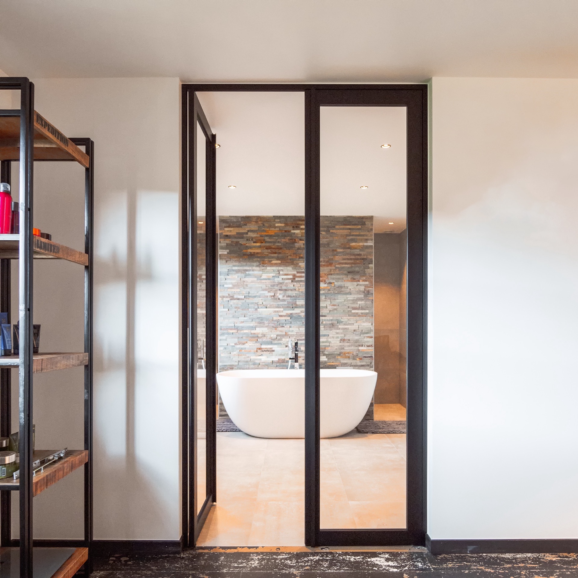 porta interna stile acciaio con vetro e telaio nero opaco: porta interna stile acciaio con telaio scuro e vetro, vista su, Luxury, Design, Exclusive, Modern, Custom Made, Special, Beautiful
